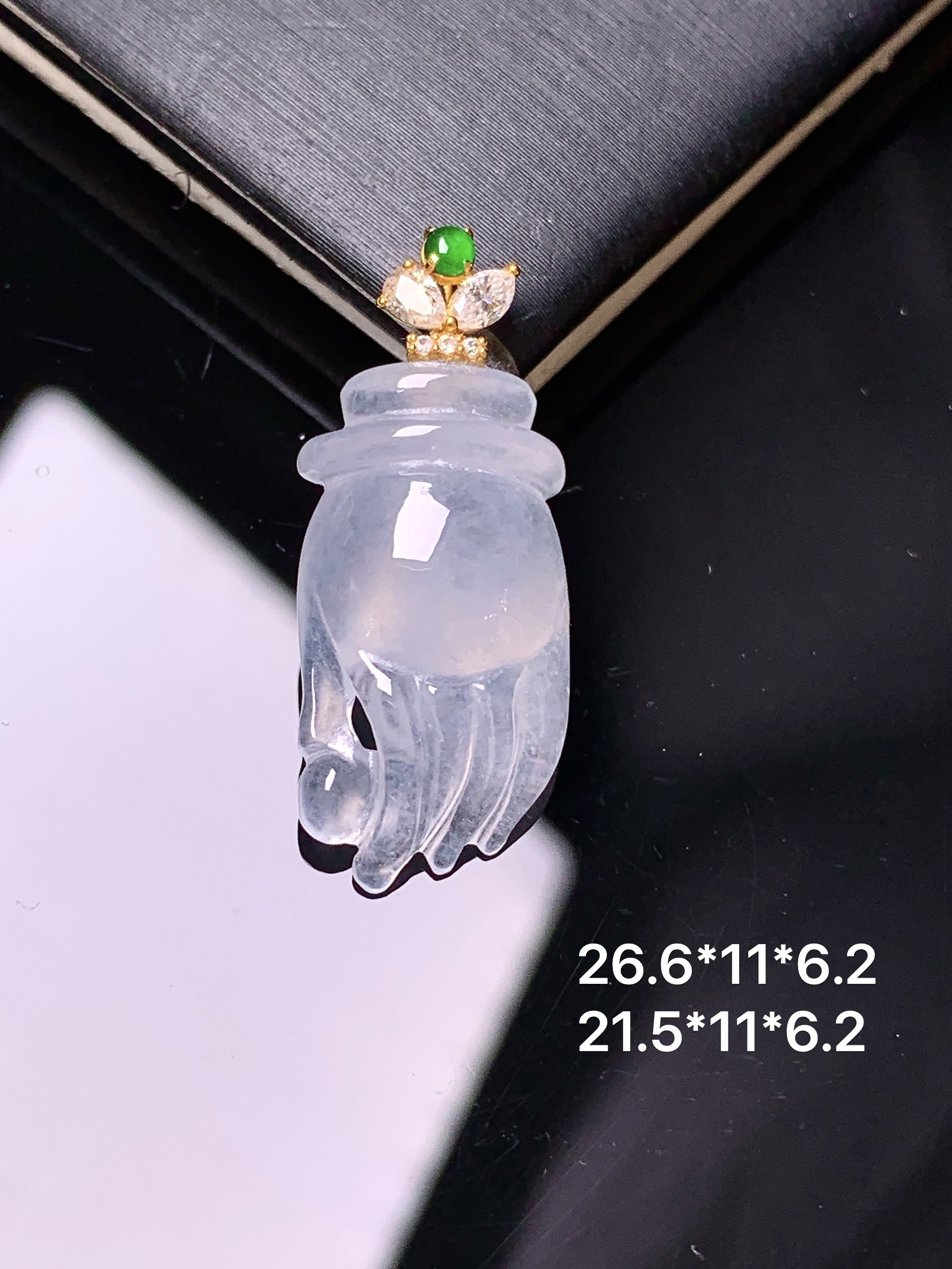 18k金镶嵌冰种掌上明珠吊坠 玉质细腻 色泽艳丽清新 整体尺寸26.6*11*6.2 e1