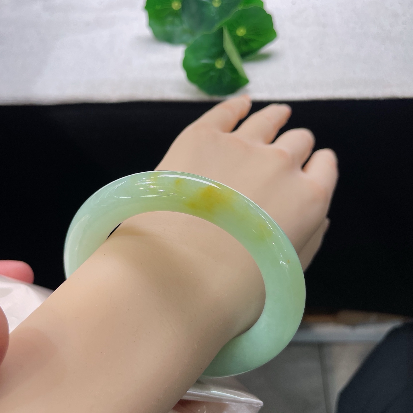 圈口56/12，晴底黄翡圆条，56/57正圈可戴，一汪浅碧凝玉，晕染蜜糖黄，清润又显贵气。无裂