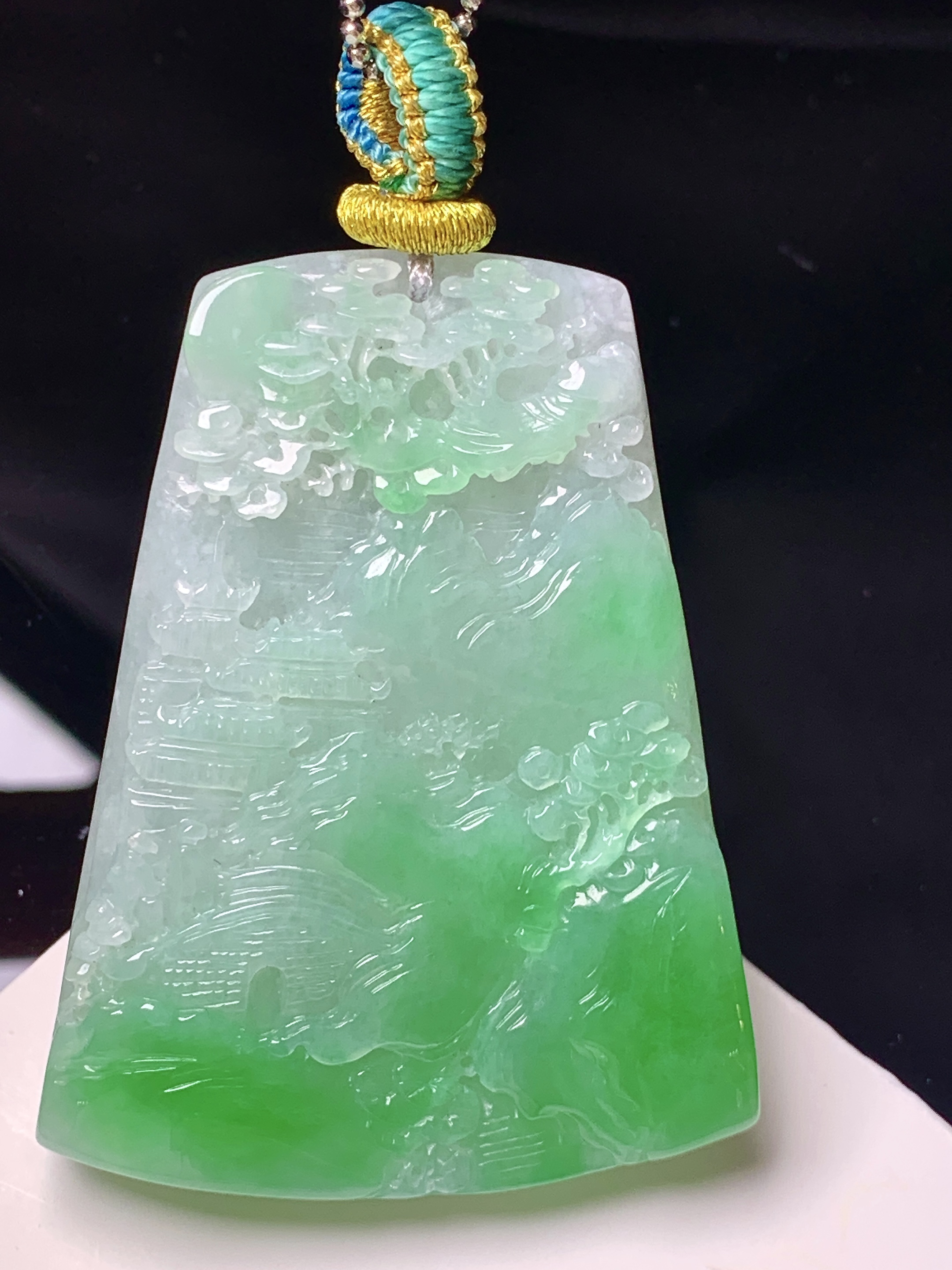 飘绿山水牌子吊坠 玉质细腻 色泽艳丽清新 整体尺寸49*37*8 j1