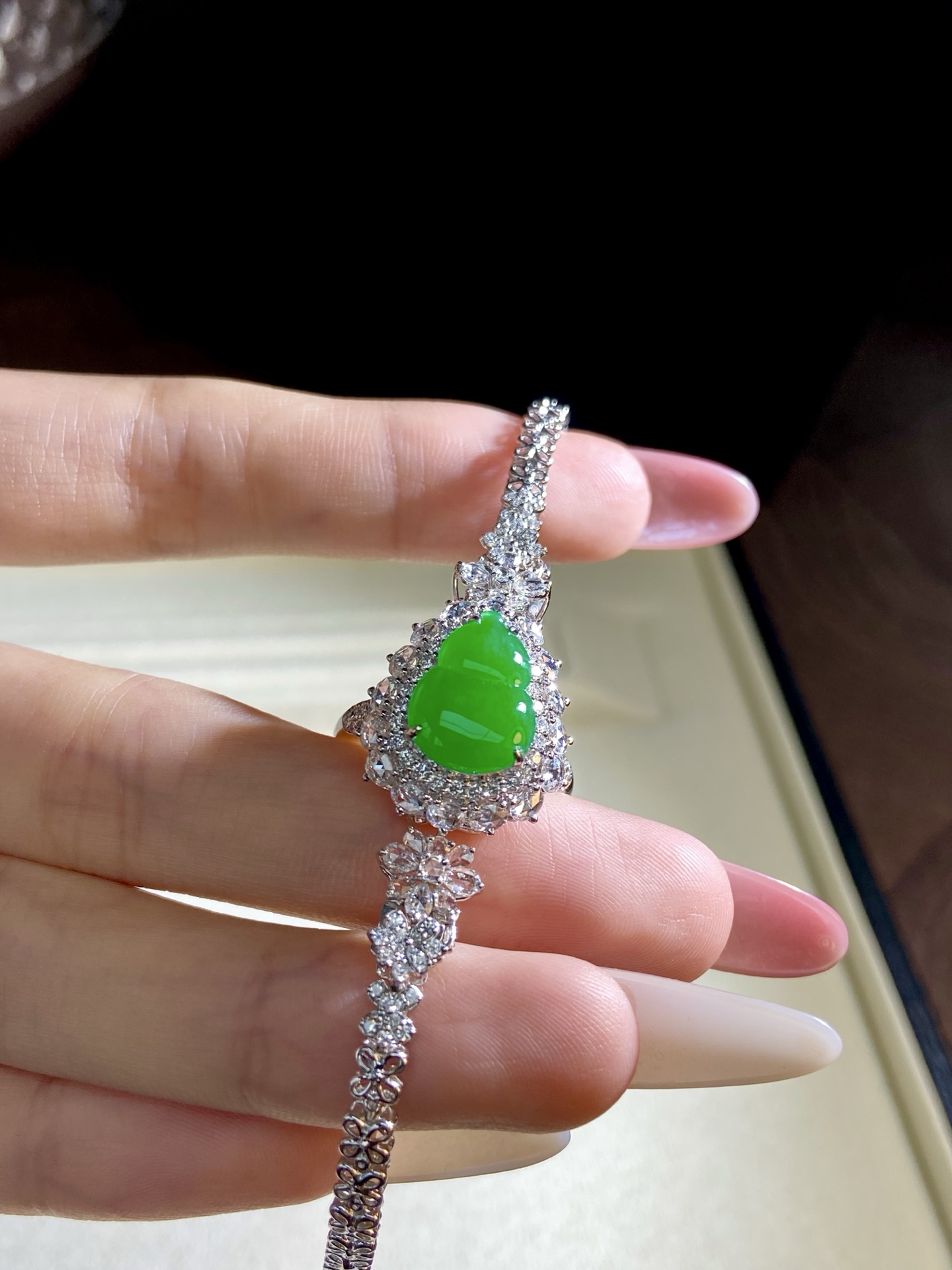 阳绿葫芦手链戒指两用款，不用纠结买戒指还是手链，这枚直接一步到位解决两种美丽，腕间一抹翠色太吸晴了，指间一显贵气：20.6-16.8-10，裸石：12.8-9.2-3.6mm