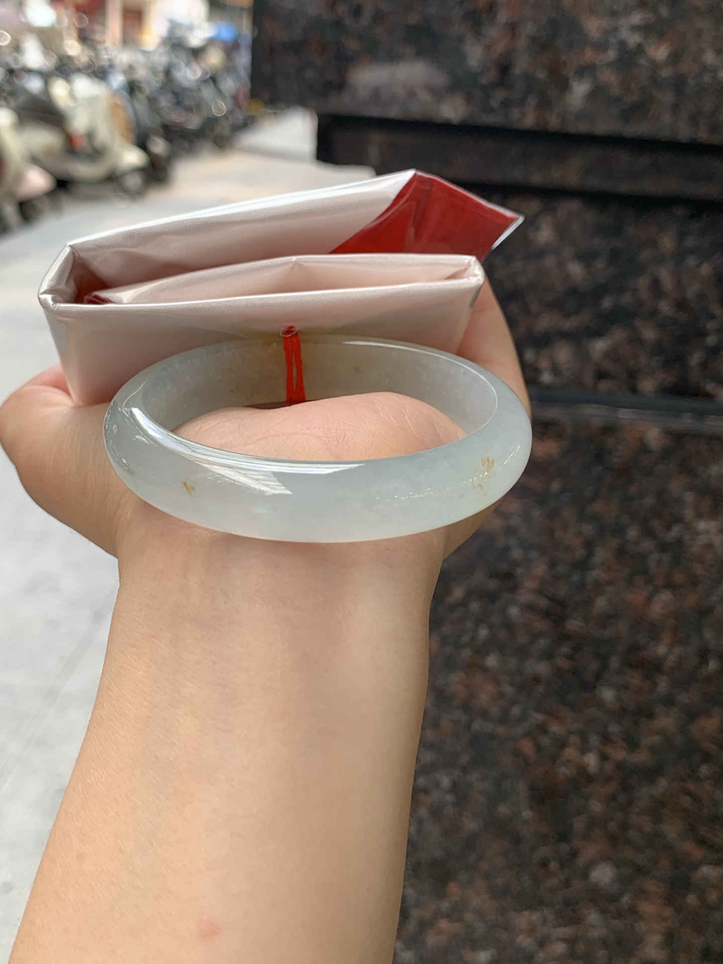 冰黄翡贵妃 打灯冰晶，底妆冰透有光感，果冻底，像刚切开的百香果果肉，清润透亮，水头十足显白不挑皮