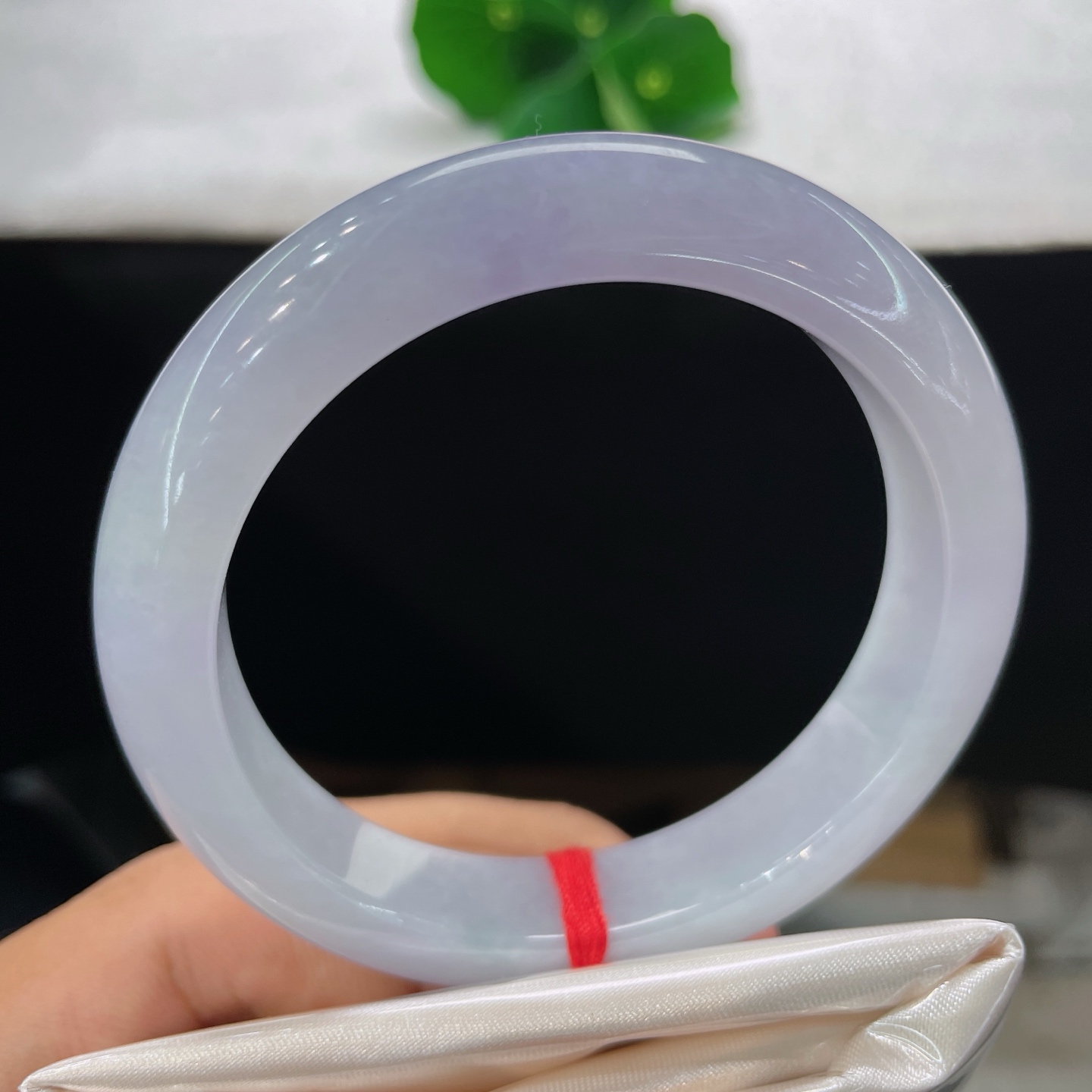 圈口55.5/12.1/9.0，正圈，55/56，腕间一弯淡紫春，清透柔光，自带朦胧仙气。无裂