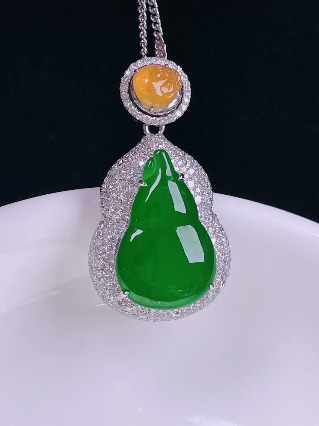 ️辣绿葫芦，老种起光，细底通透，尺寸：31/17.6/9.6裸石18.7/12.3/3mm0712
