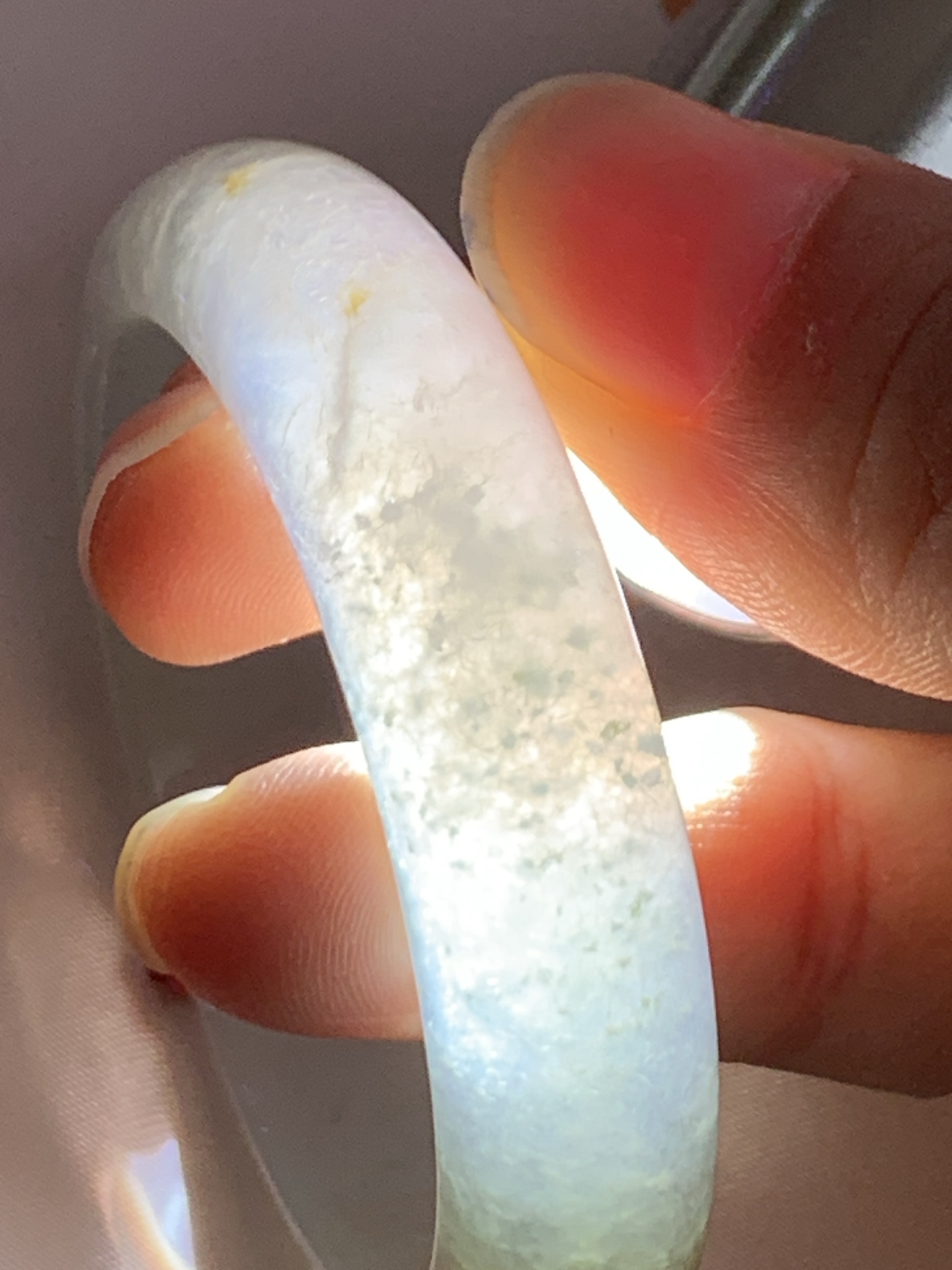 冰黄翡贵妃 打灯冰晶，底妆冰透有光感，果冻底，像刚切开的百香果果肉，清润透亮，水头十足显白不挑皮