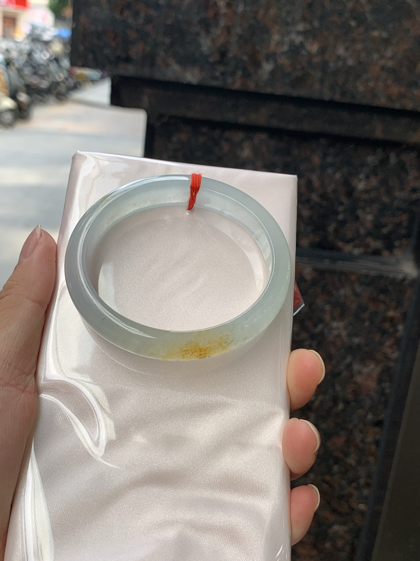 冰黄翡贵妃 打灯冰晶，底妆冰透有光感，果冻底，像刚切开的百香果果肉，清润透亮，水头十足显白不挑皮