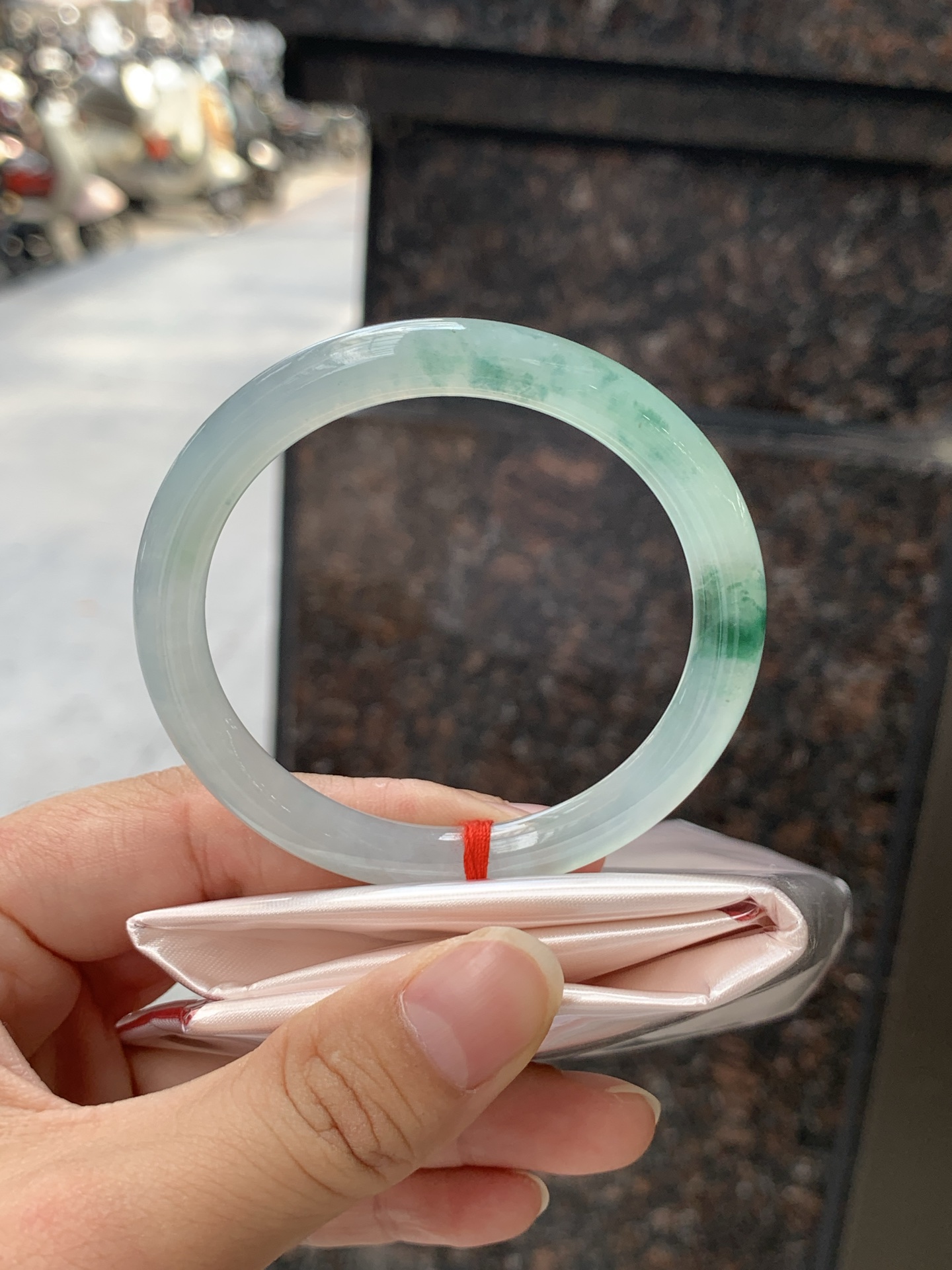 冰飘花圆条 0712-H118-71 打灯纹裂，底妆冰润起光感，水头足肉质细，佩戴上手珠光宝气优雅迷人。