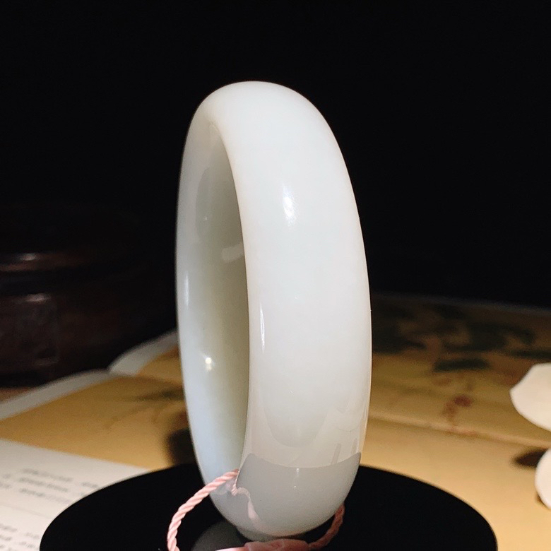 和田玉俄料羊脂白手镯 圈口58条宽18厚10重91.6克，玉质细腻油润 底色纯净 脂粉好，品质好！lt260711