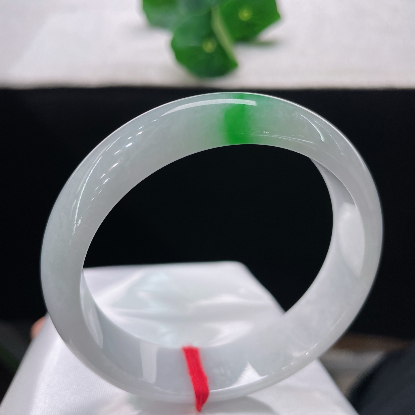 圈口59/14.3/7.5，白底辣阳绿正圈，59/60可戴，腕间一点春绿，寄愿余生，无裂
