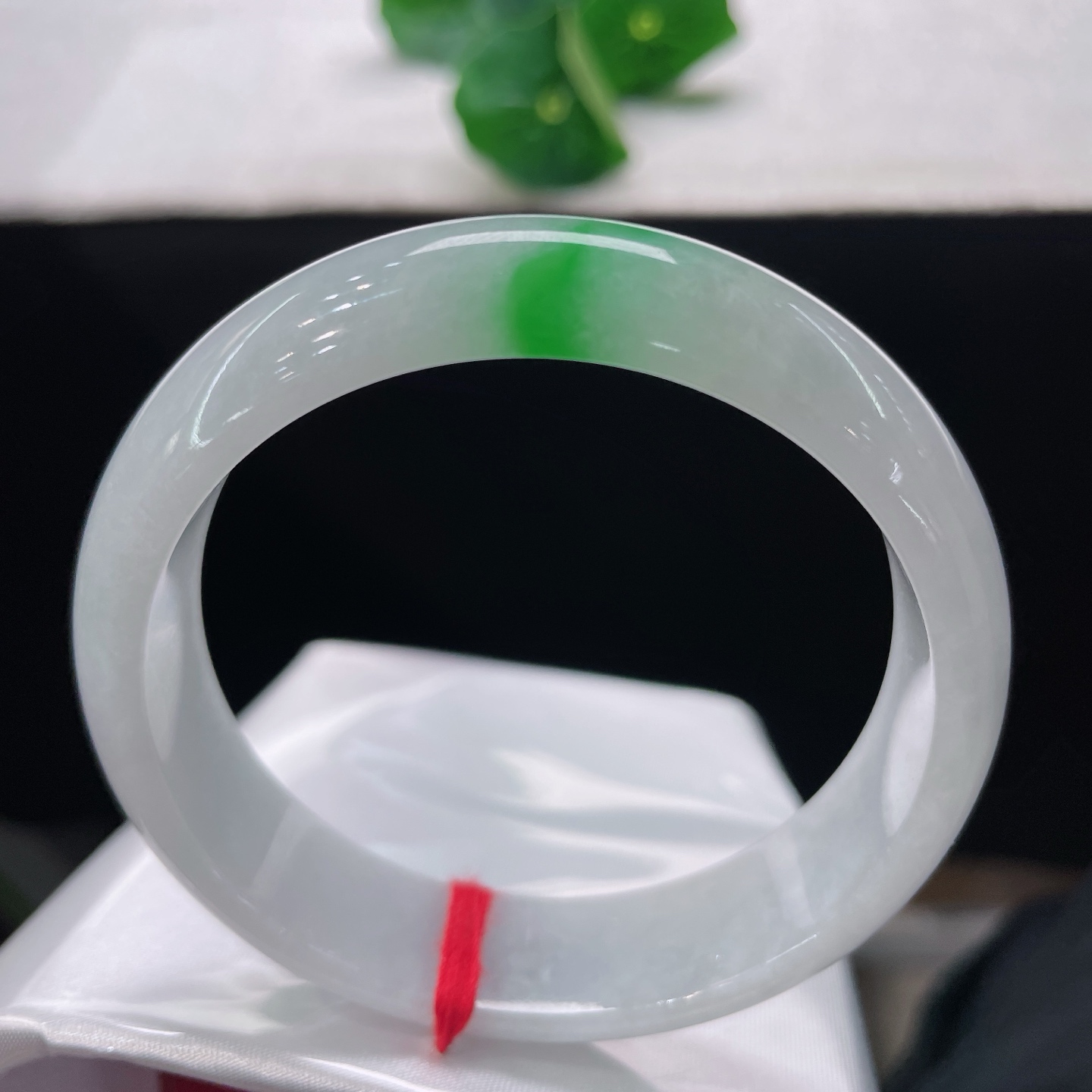 圈口59/14.3/7.5，白底辣阳绿正圈，59/60可戴，腕间一点春绿，寄愿余生，无裂