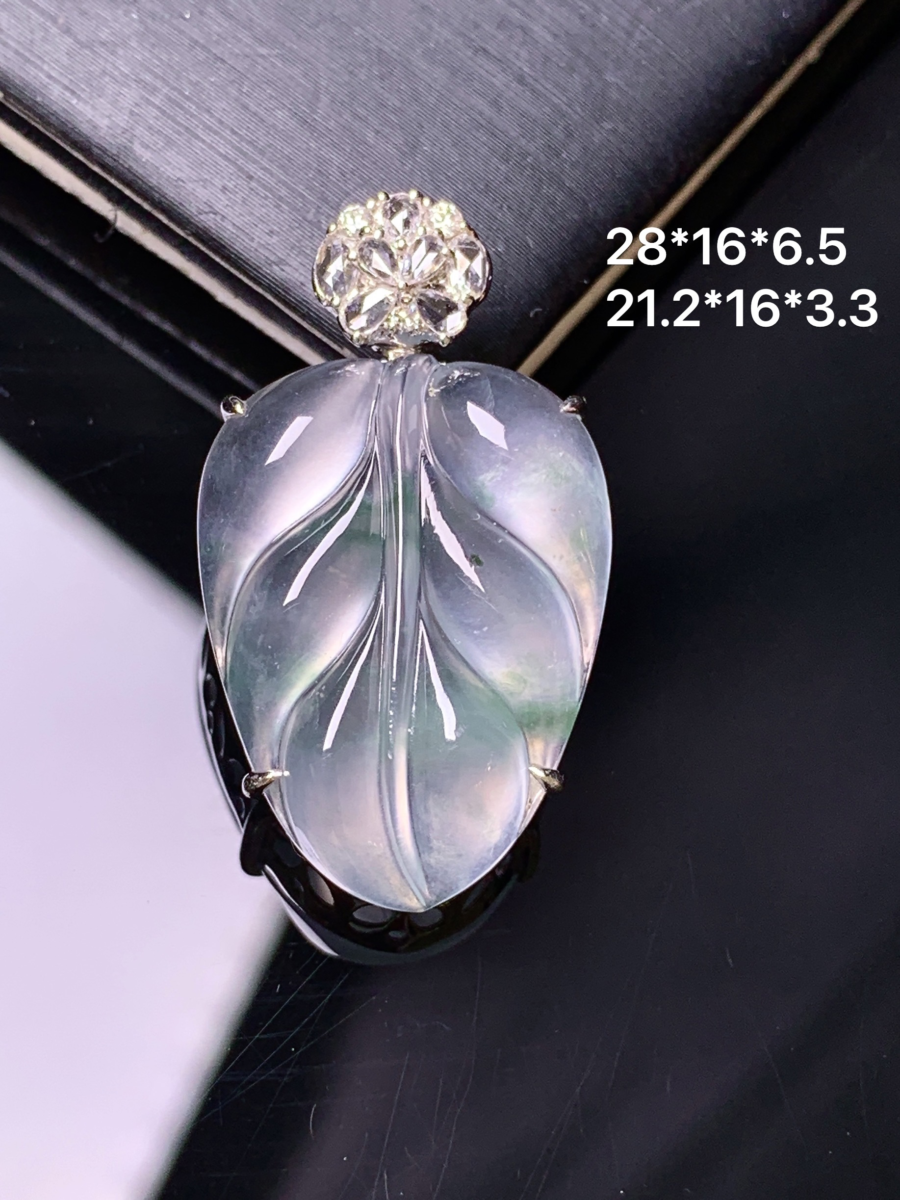 18k金钻镶嵌冰种树叶吊坠 玉质细腻 色泽艳丽清新 整体尺寸28*16*6.5 c1