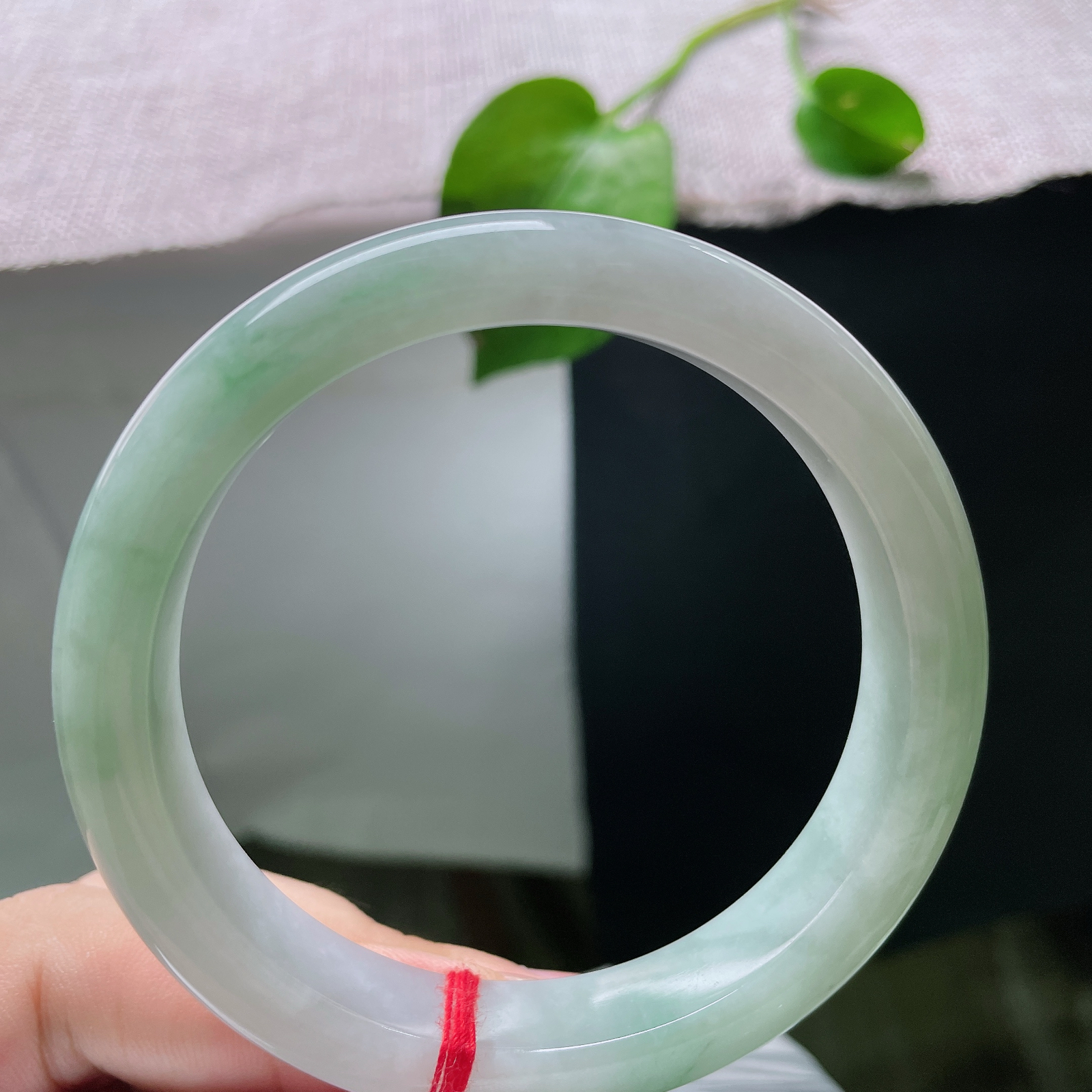 59.8/12.3/8.4，绿底正圈，完美，种水细腻通透，无繁杂花色衬得气质干净温婉，举手投足尽显优雅脱俗之美。ss55777a