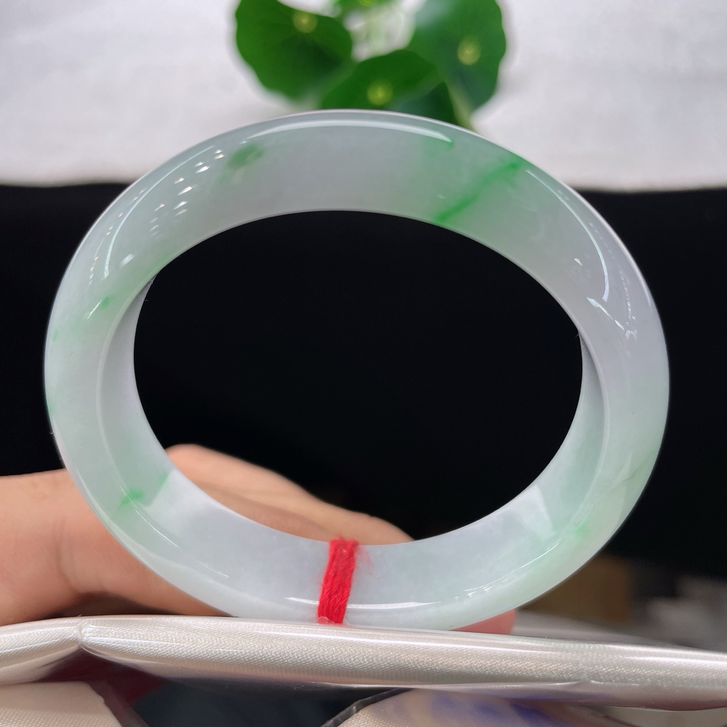 特惠活动#圈口51.5/12.5/7.5，飘绿贵妃，正圈49/50可戴，仿若素雪凝霜，玉质澄澈莹润，几缕翠色悠然飘洒。