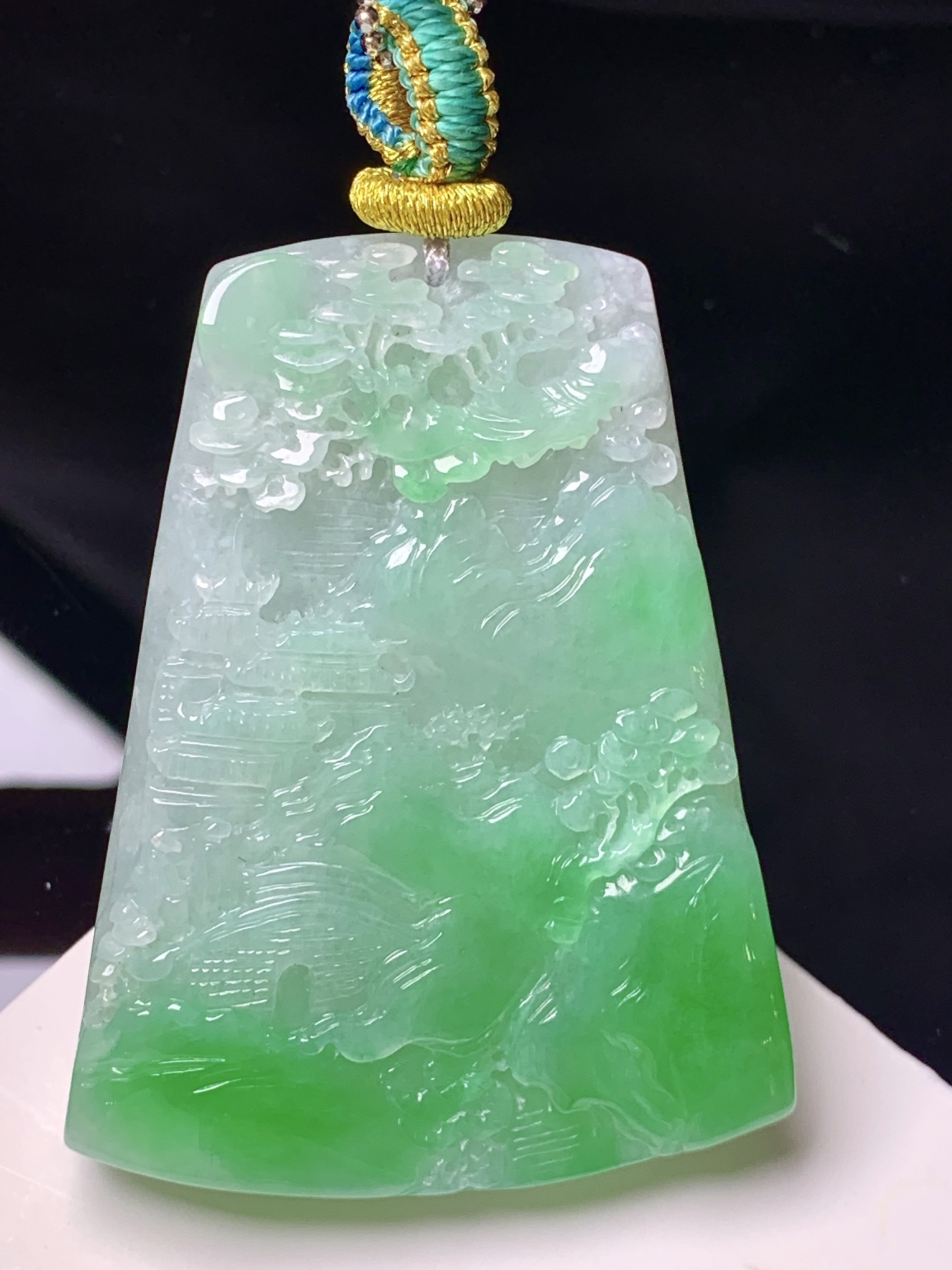 飘绿山水牌子吊坠 玉质细腻 色泽艳丽清新 整体尺寸49*37*8 j1