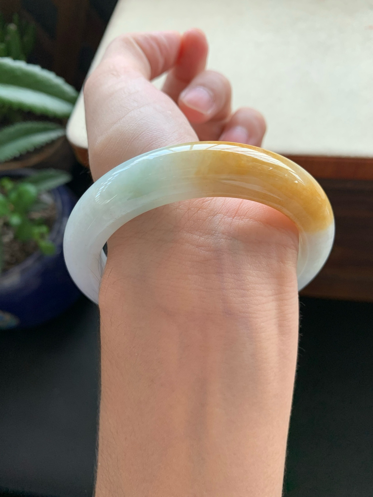 57圈口飘绿黄翡正圈手镯