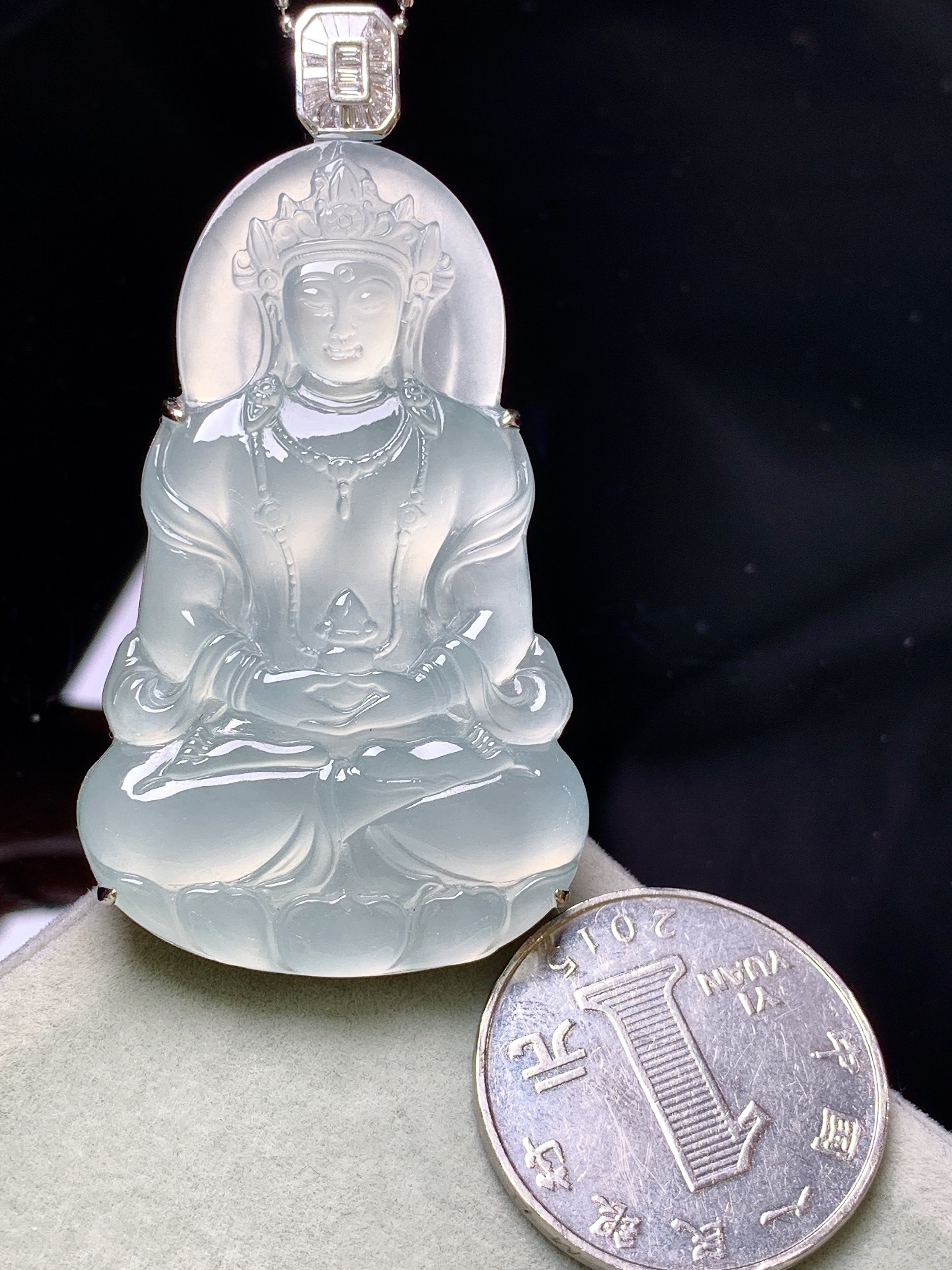 18k金钻镶嵌冰种度母观音菩萨吊坠 玉质细腻 色泽艳丽清新 整体尺寸57.6*31.2*10.3 j6