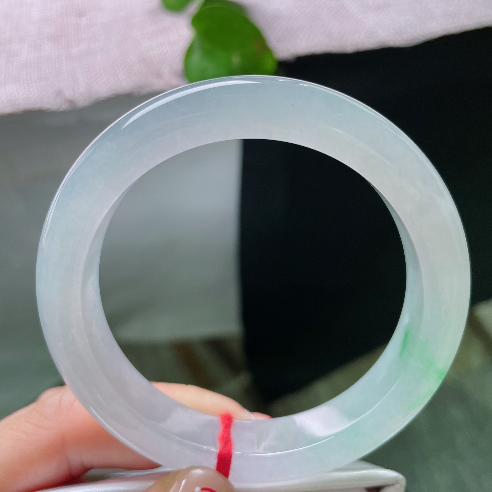 56.6/11.7/9，飘绿正圈，玉质通透莹润，底色清浅柔和，晕染一抹清新翠色，灵动自然，气质温婉清