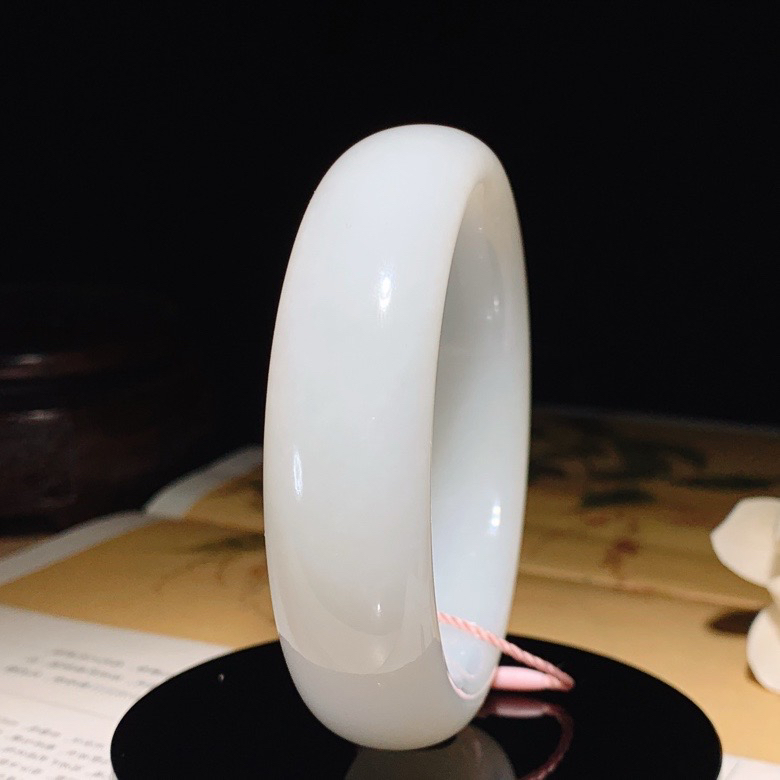和田玉俄料羊脂白手镯 圈口58条宽18厚10重91.6克，玉质细腻油润 底色纯净 脂粉好，品质好！l