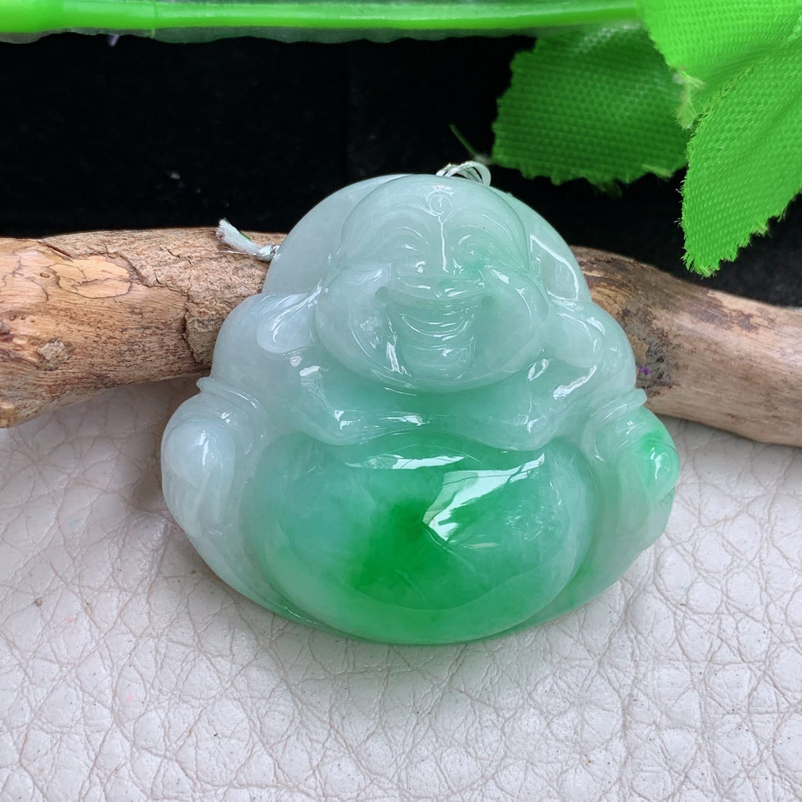 qxm实拍33.8*36.6*10缅甸翡翠精雕飘绿饱满佛公 开心佛玉吊坠