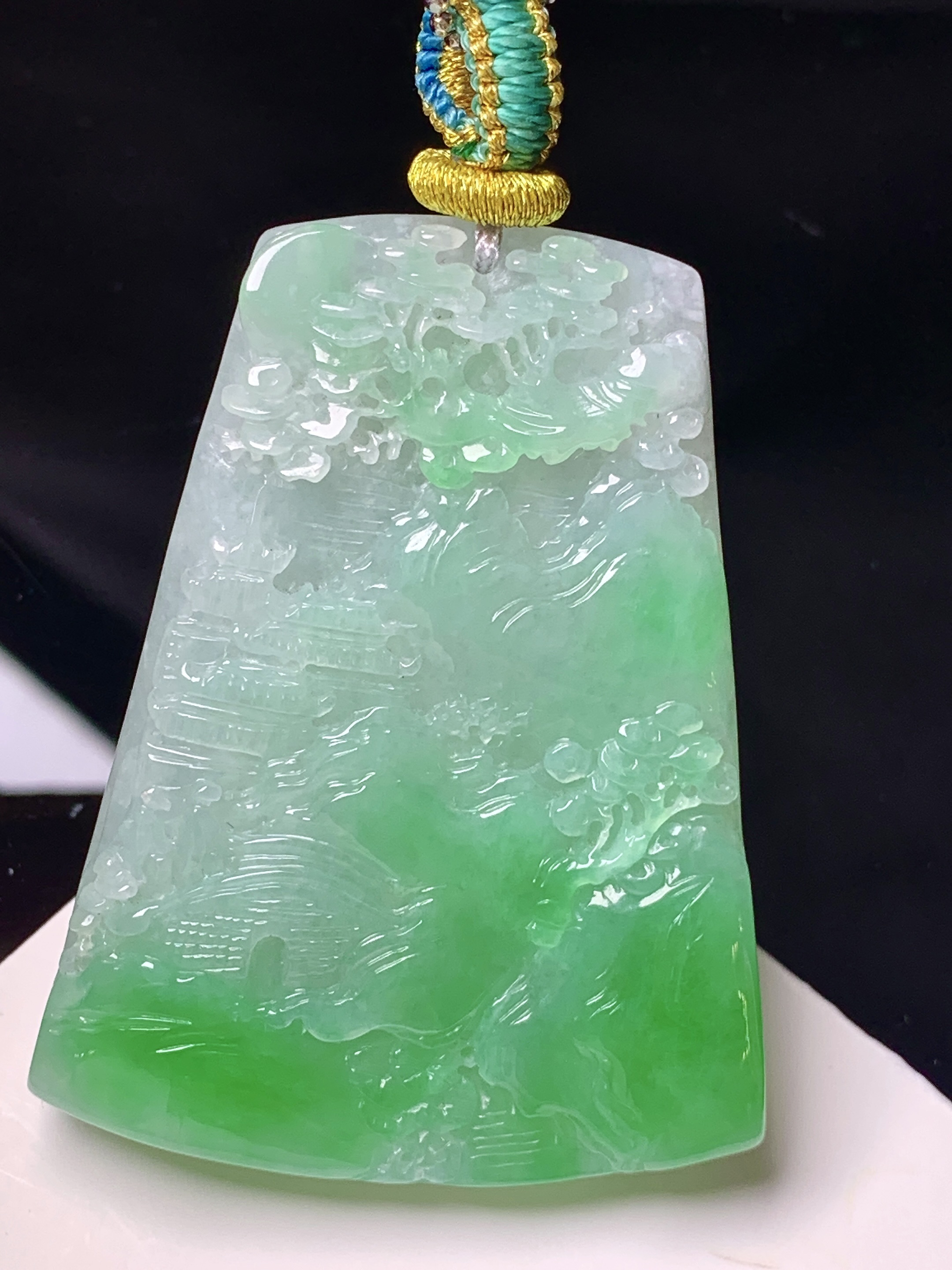 飘绿山水牌子吊坠 玉质细腻 色泽艳丽清新 整体尺寸49*37*8 j1