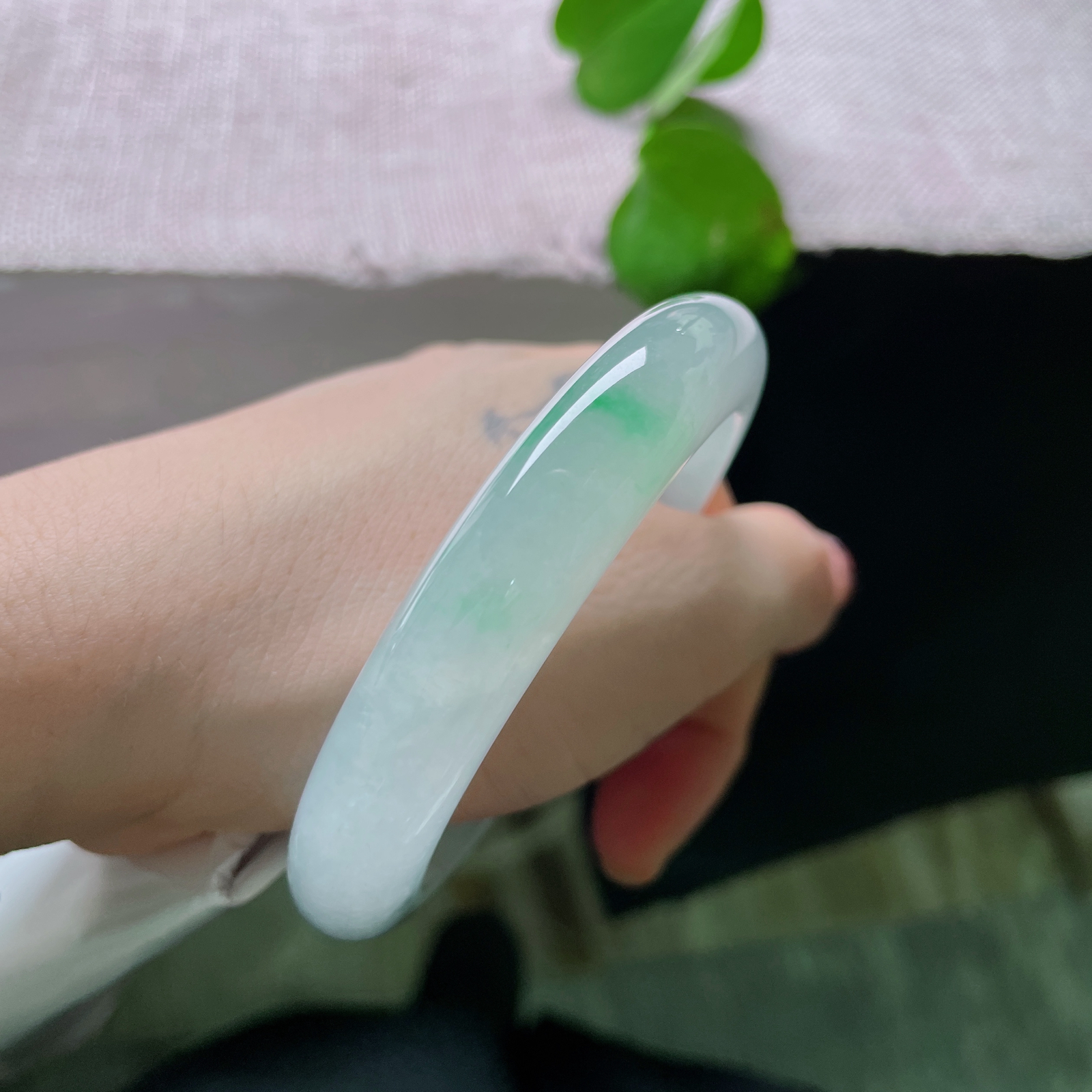 56.6/11.7/9，飘绿正圈，玉质通透莹润，底色清浅柔和，晕染一抹清新翠色，灵动自然，气质温婉清雅，自带灵动鲜活的东方美感。ss49510a