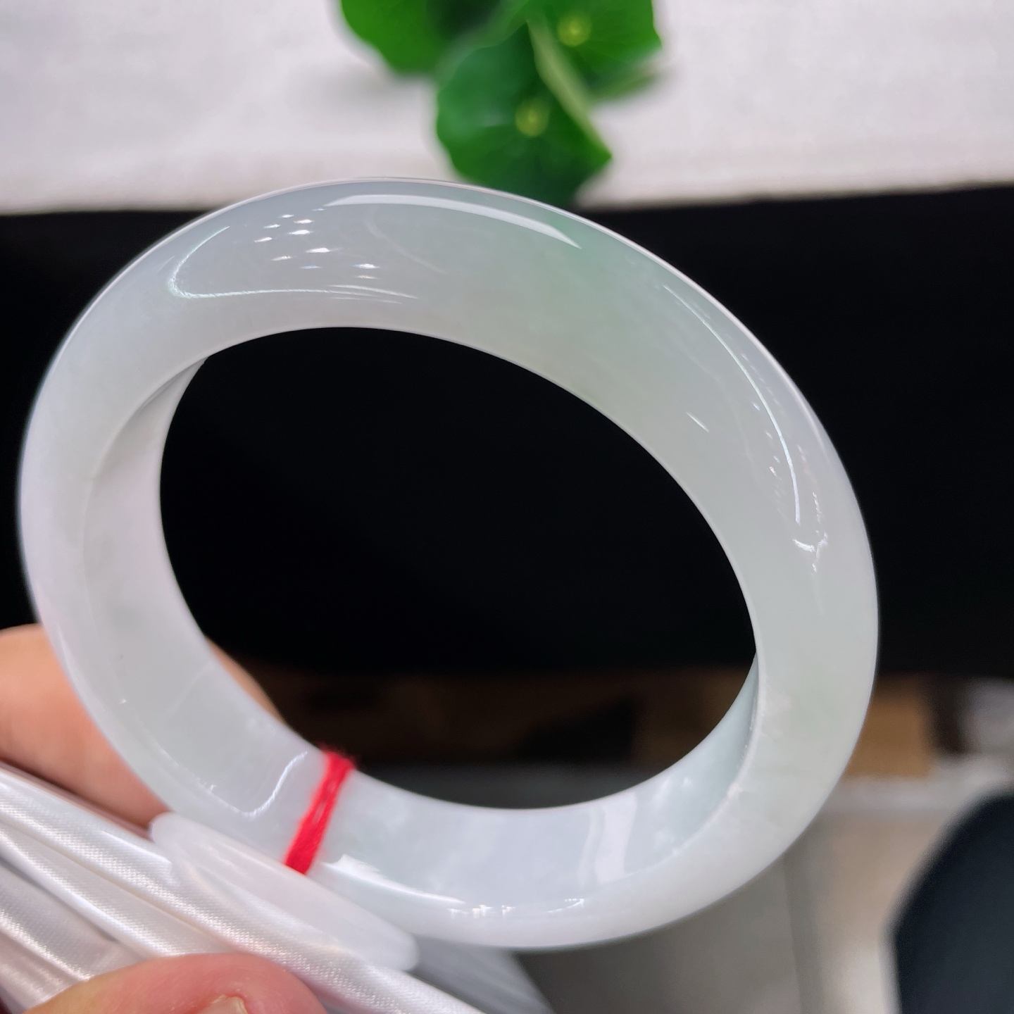圈口58/13.9/9.0，白底青正圈，58/59，可戴，白底飘一抹淡绿，清润素镯，无裂