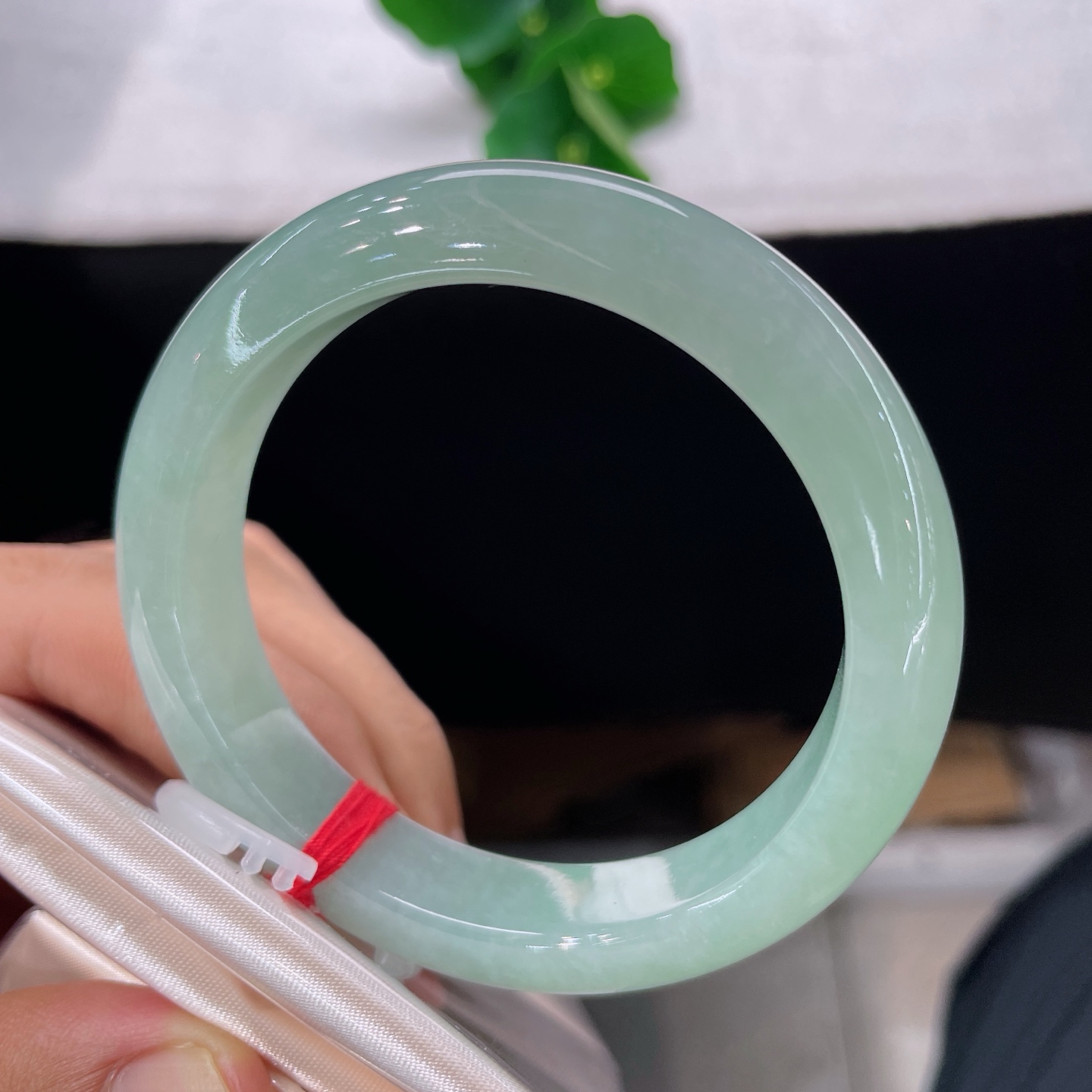 圈口54.5/13.3/8.7，晴底正圈，一镯晴水，揽尽山间雨后湖光，清润柔光藏腕间。无裂