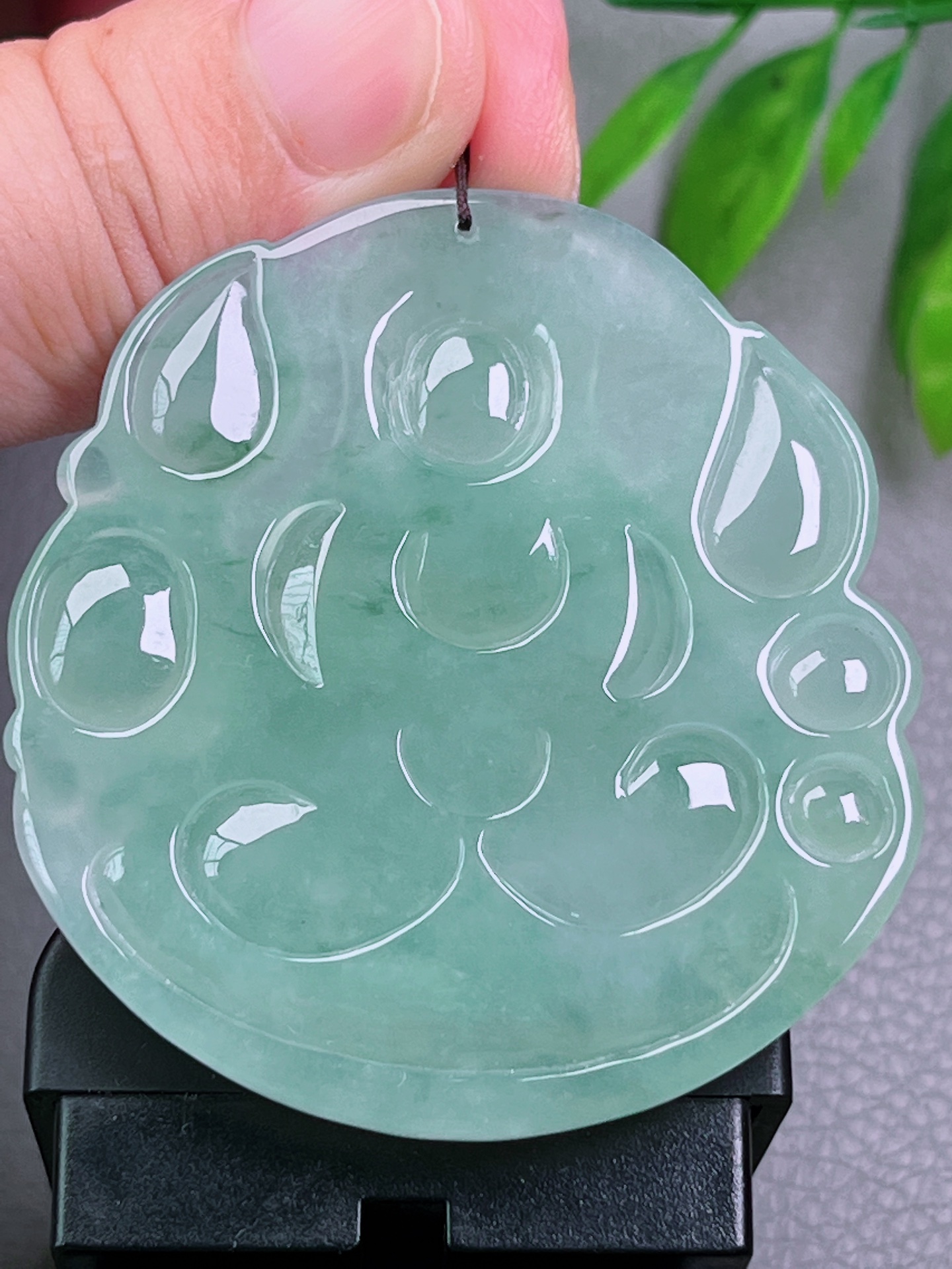 高冰种大势至菩萨，无裂，醇厚油洁，冰透水润，起荧光，尺寸：54.6-50.5-6.1