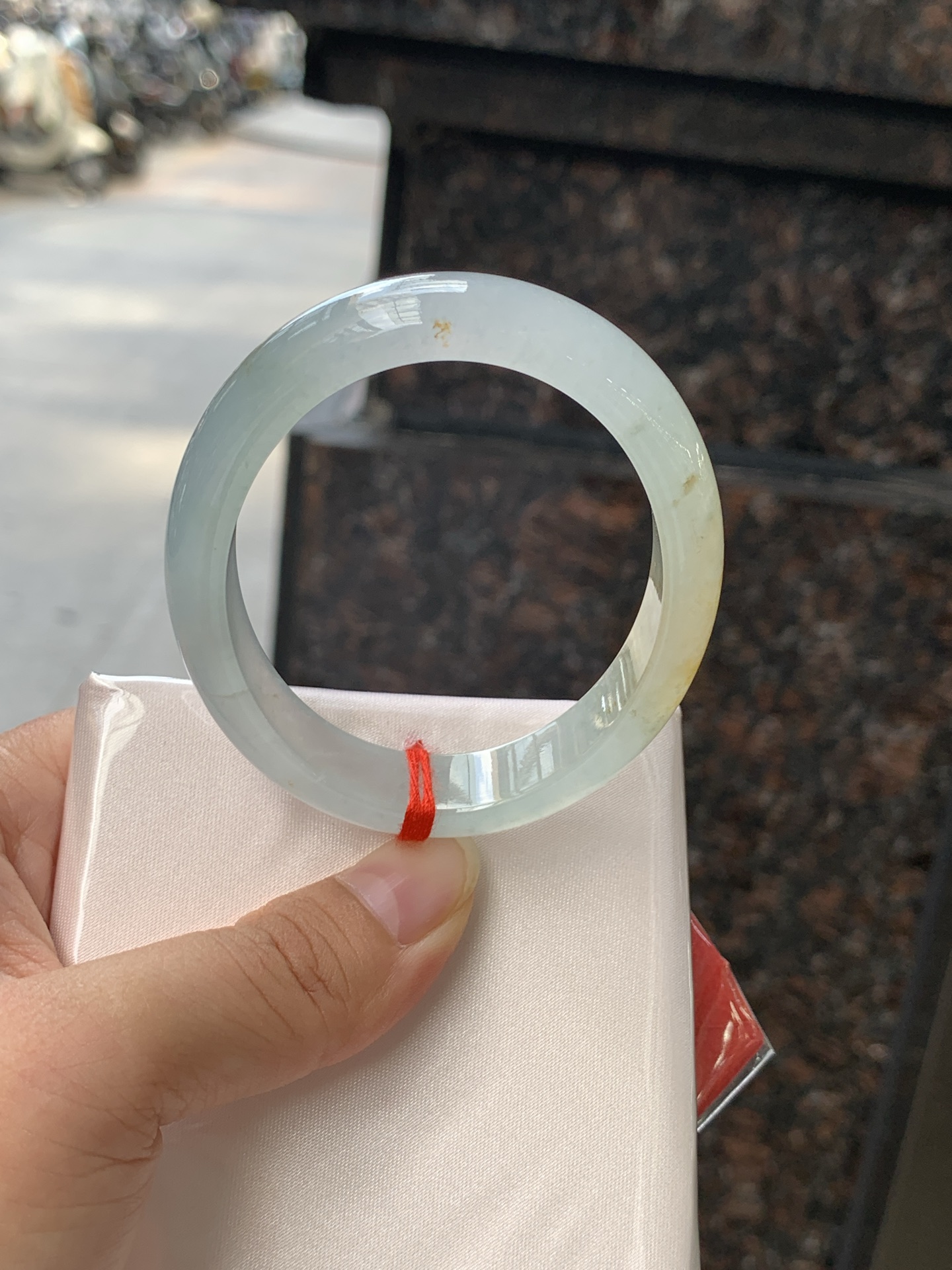 冰黄翡贵妃 打灯冰晶，底妆冰透有光感，果冻底，像刚切开的百香果果肉，清润透亮，水头十足显白不挑皮