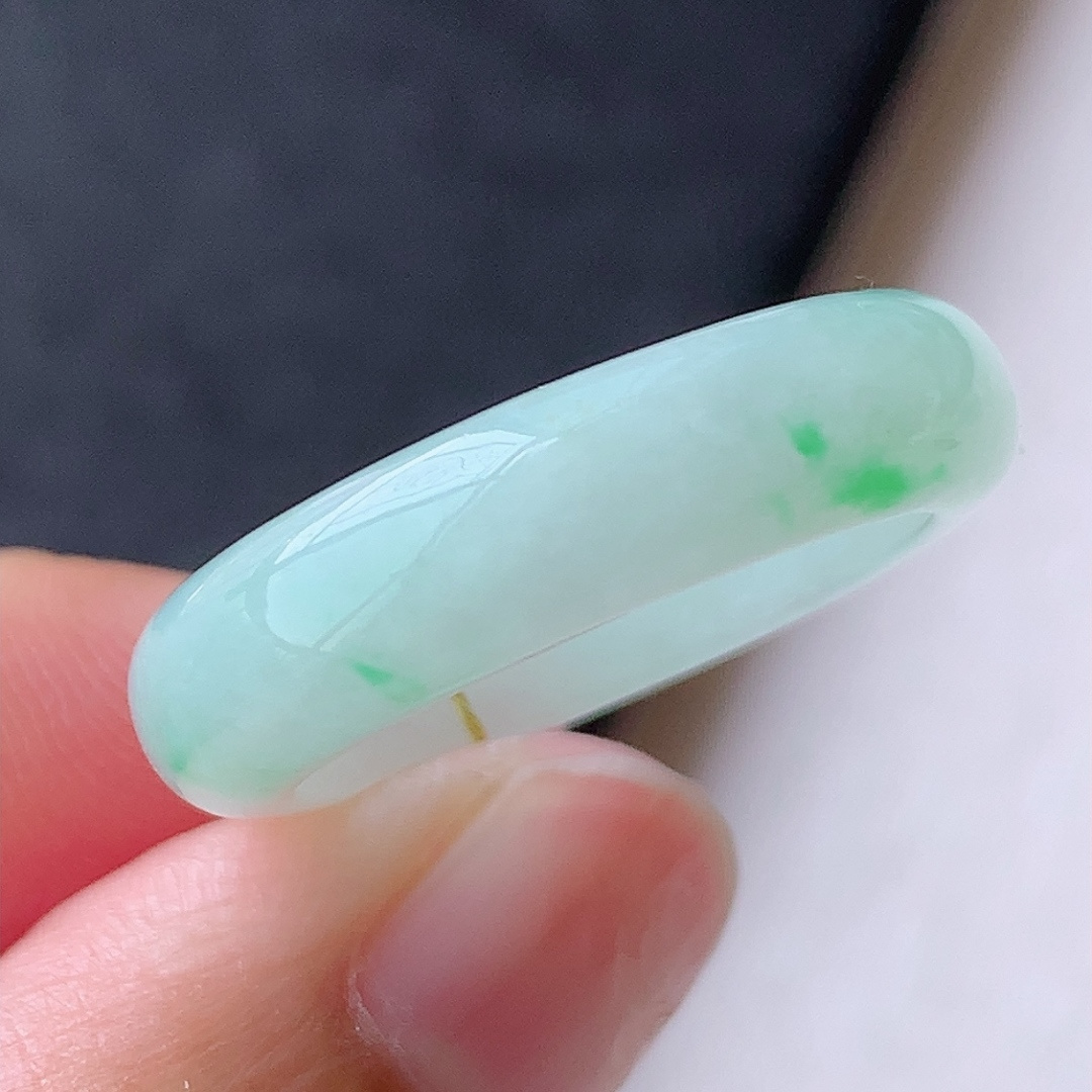 ️️ 翠色鲜艳 底子细腻水润 佩戴简单大方，5.6-3.2-24.8