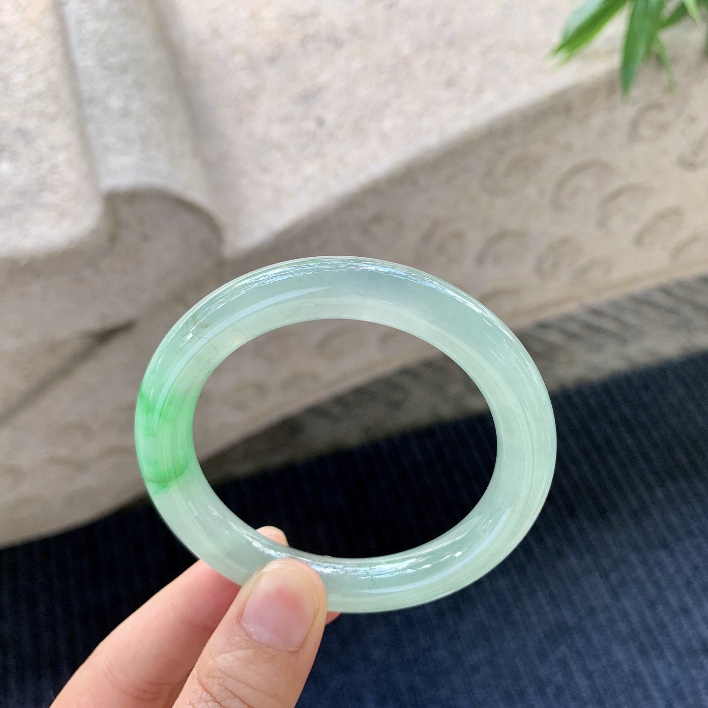 圆条52 53，圈口53/9.5/9.5，编码B2071274，冰糯飘绿，水润，种老，细腻，有纹线