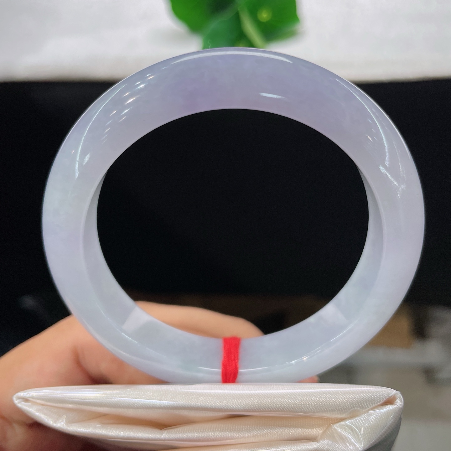 圈口55.5/12.1/9.0，正圈，55/56，腕间一弯淡紫春，清透柔光，自带朦胧仙气。无裂