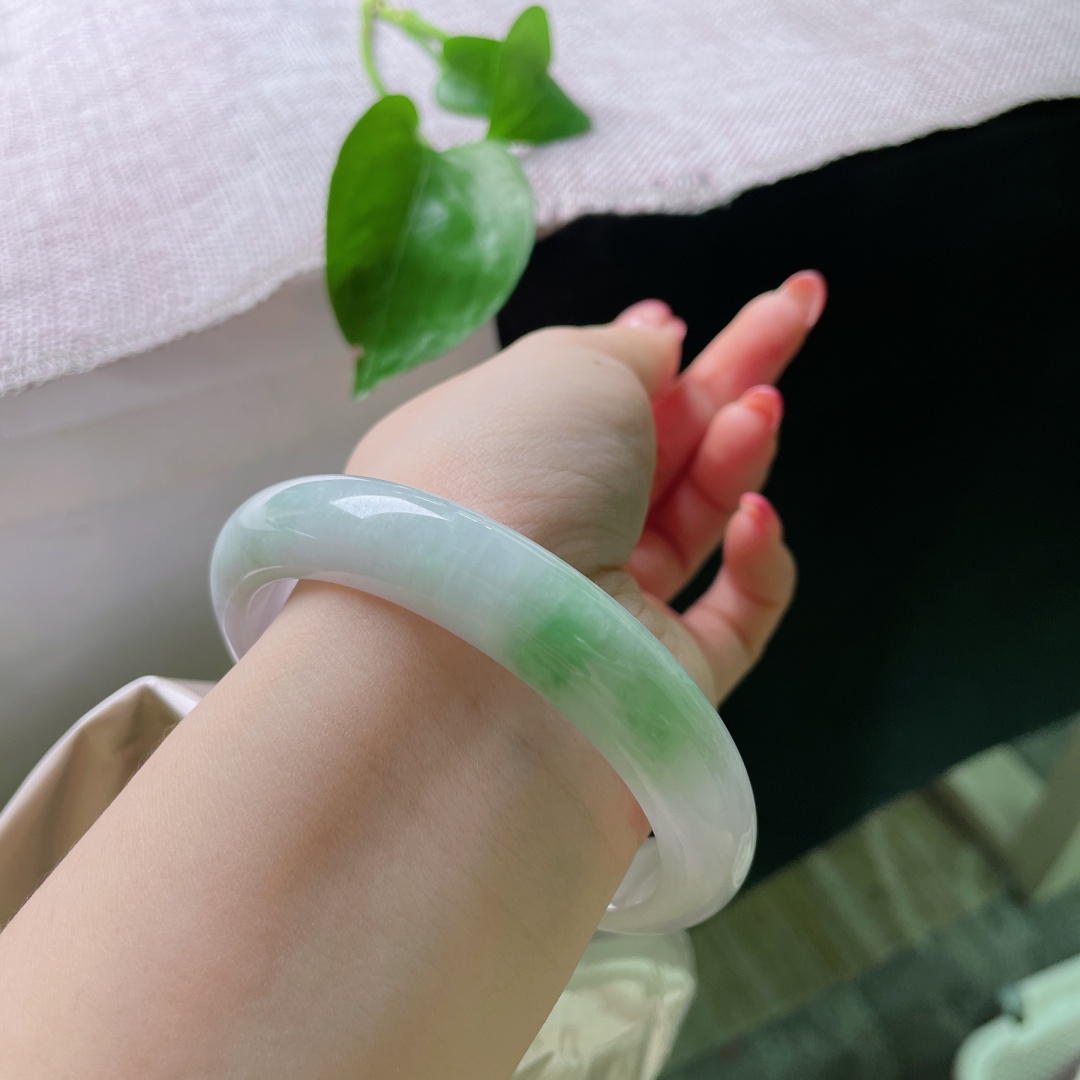 60.7/12.4/8.9，春彩正圈，淡紫底晕染两段清新翠色，玉质温润柔和，日常百搭衬肤，无裂，ss54793a