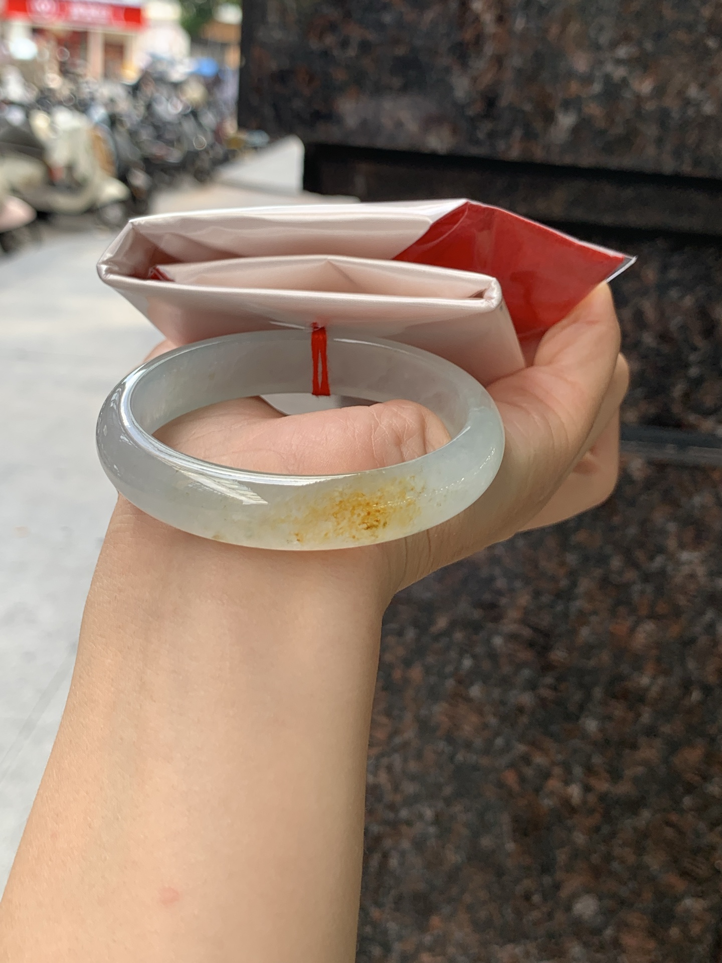 冰黄翡贵妃 打灯冰晶，底妆冰透有光感，果冻底，像刚切开的百香果果肉，清润透亮，水头十足显白不挑皮