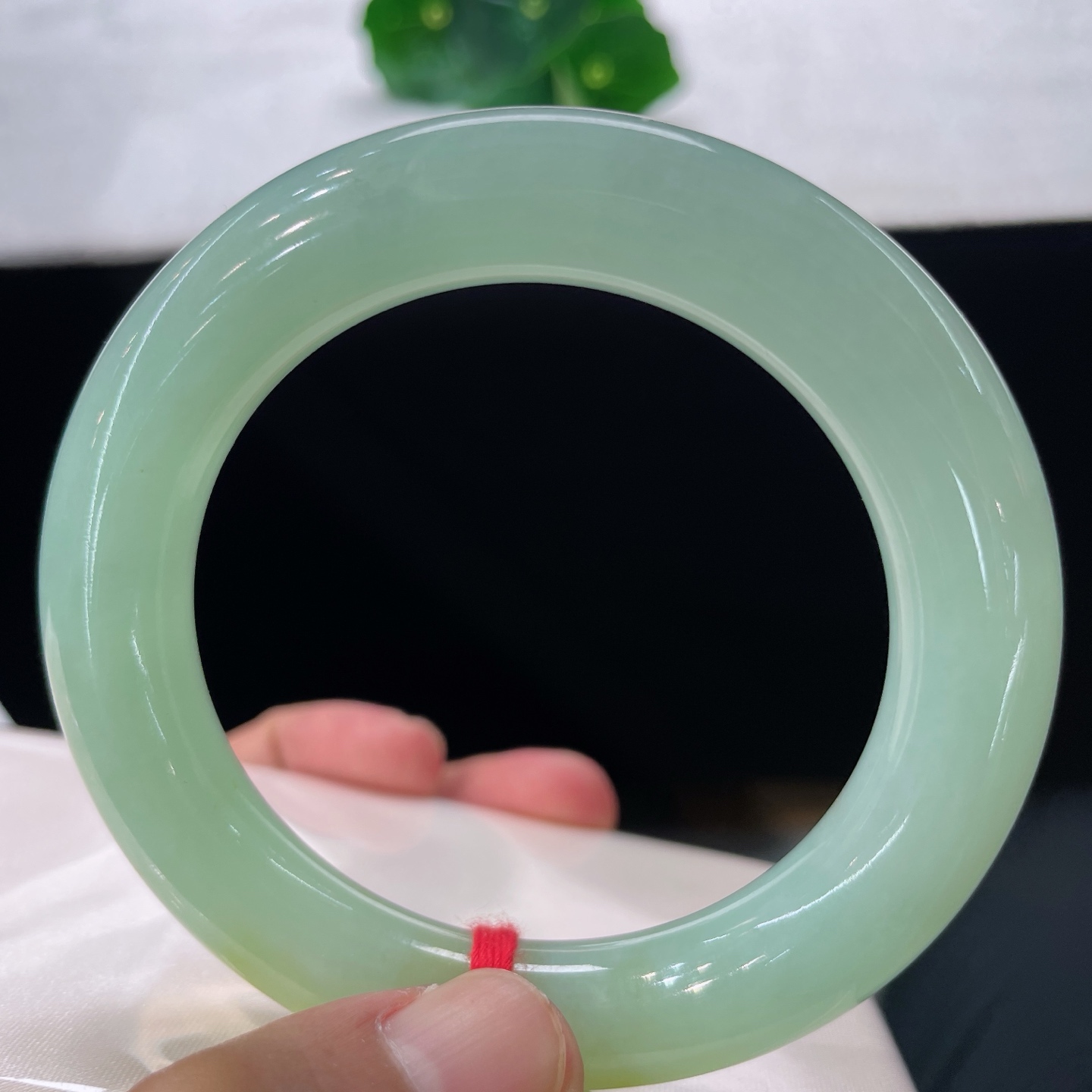 圈口56/12，晴底黄翡圆条，56/57正圈可戴，一汪浅碧凝玉，晕染蜜糖黄，清润又显贵气。无裂