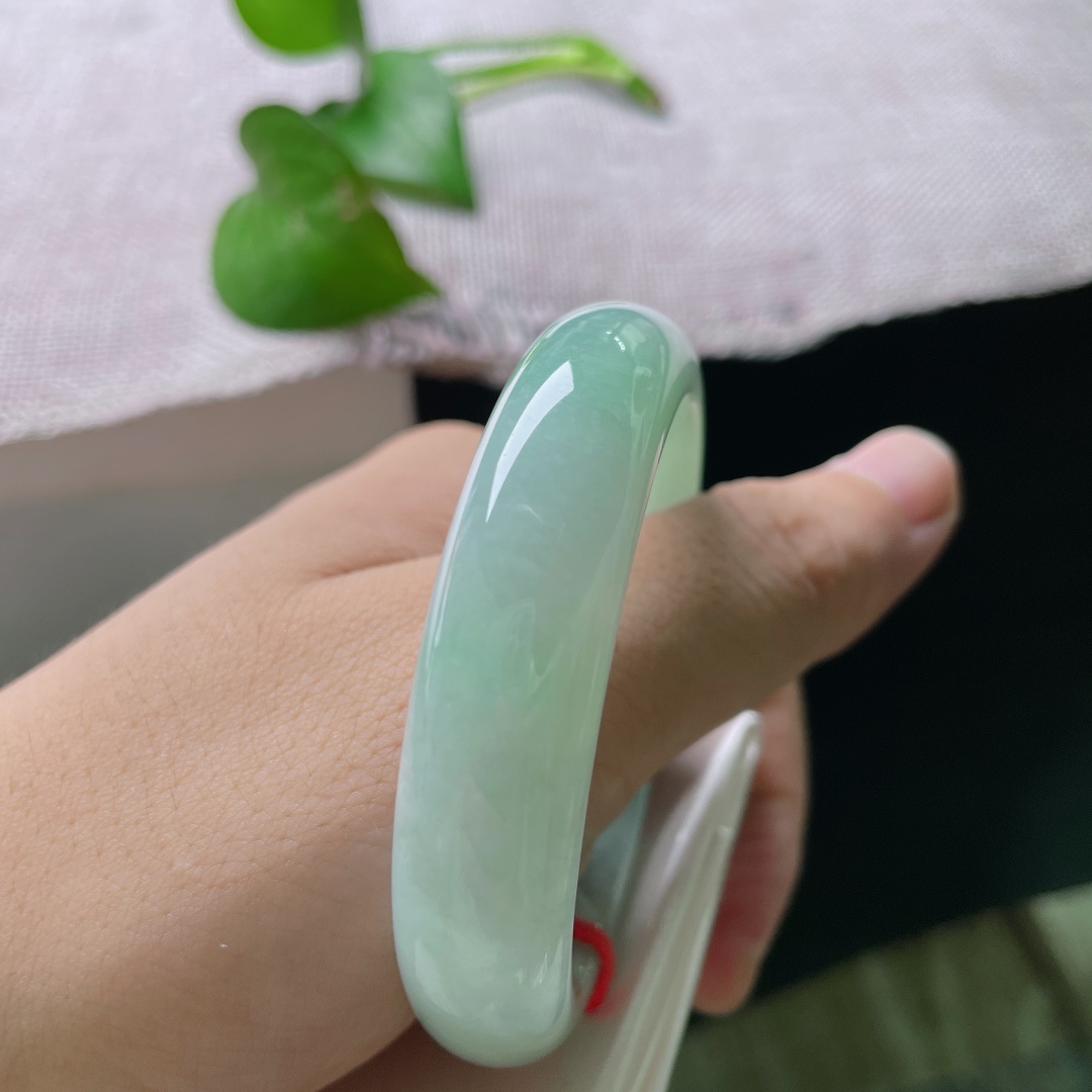 52/12.7/7.3，淡绿底正圈，无裂，色调清爽柔和，简约秀气，日常穿搭尽显少女清新元气感。ss54927a。