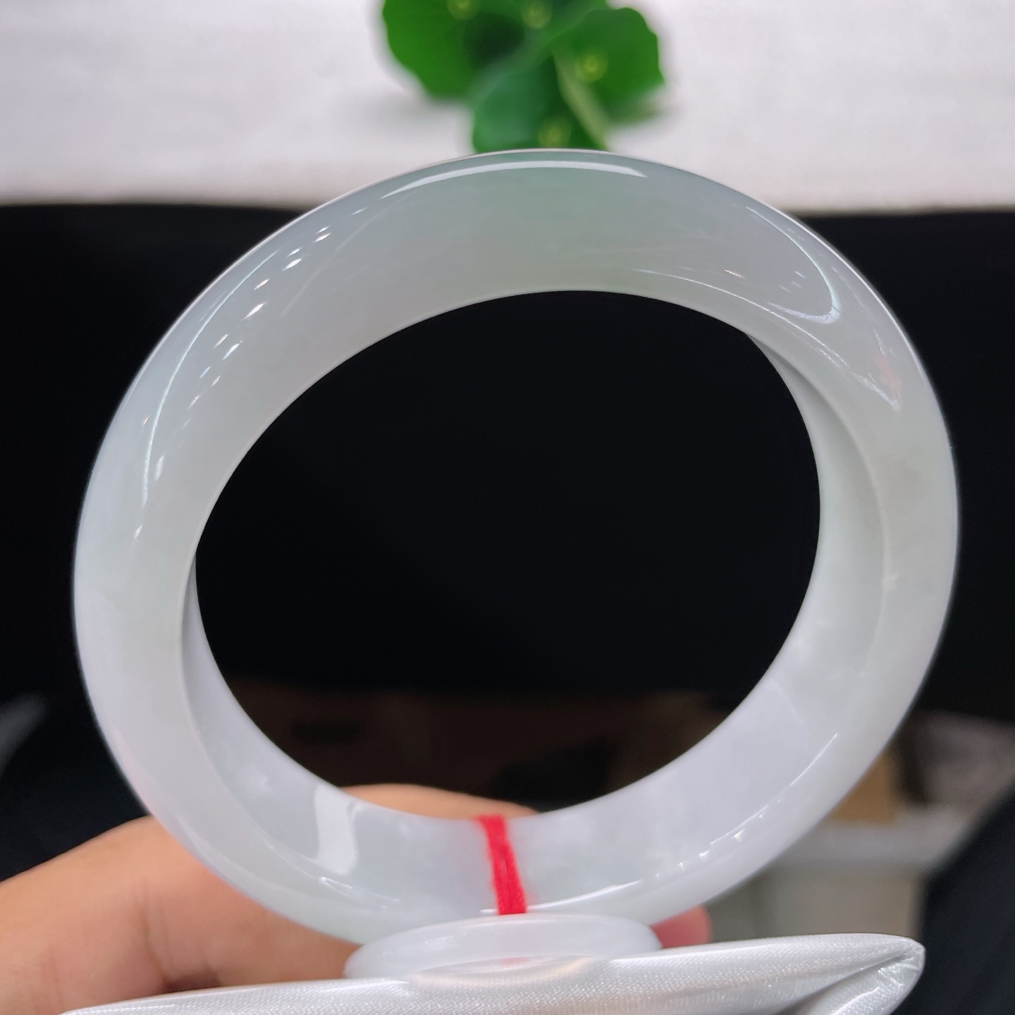 圈口58/13.9/9.0，白底青正圈，58/59，可戴，白底飘一抹淡绿，清润素镯，无裂