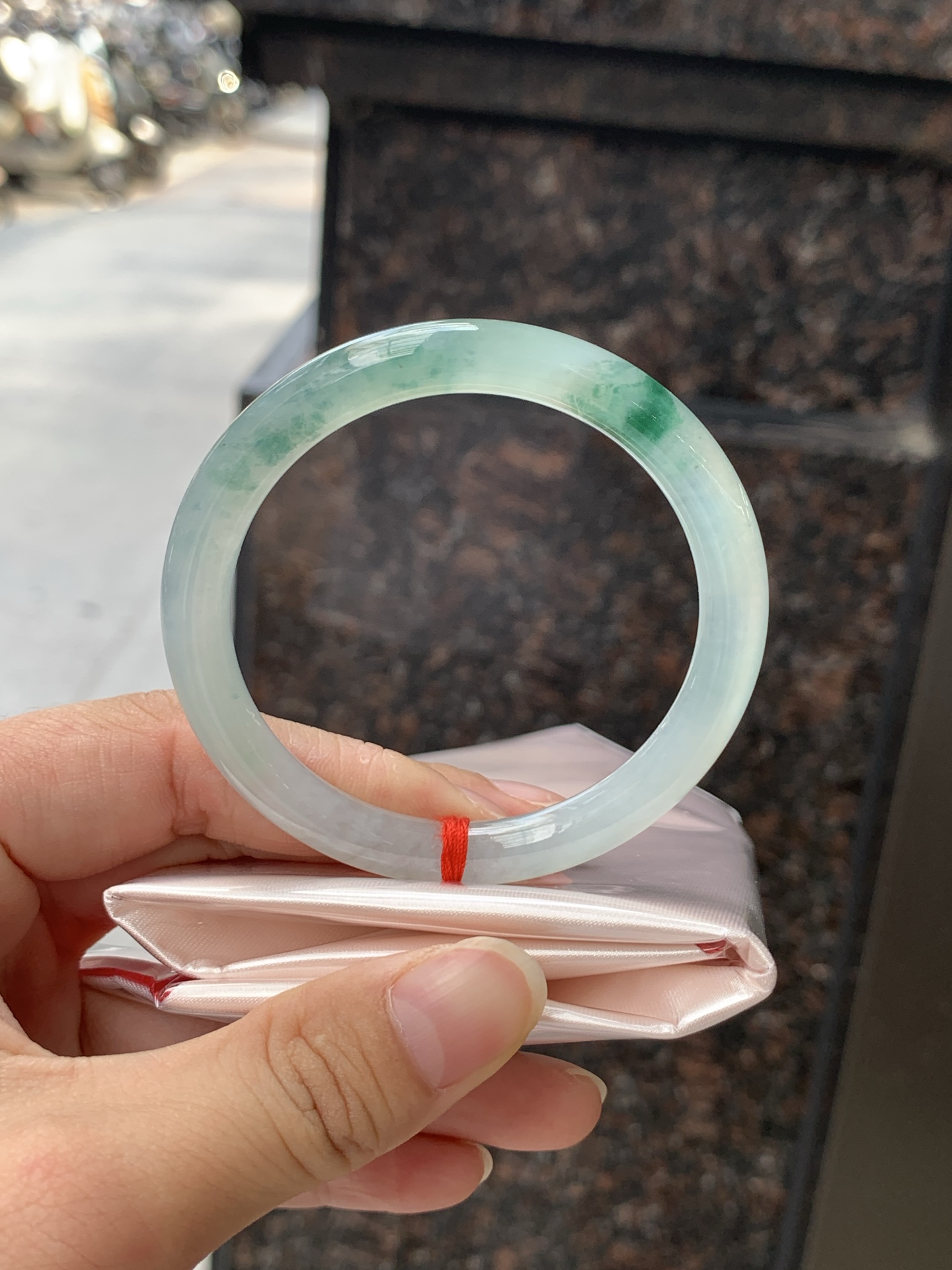 冰飘花圆条 0712-H118-71 打灯纹裂，底妆冰润起光感，水头足肉质细，佩戴上手珠光宝气优雅迷
