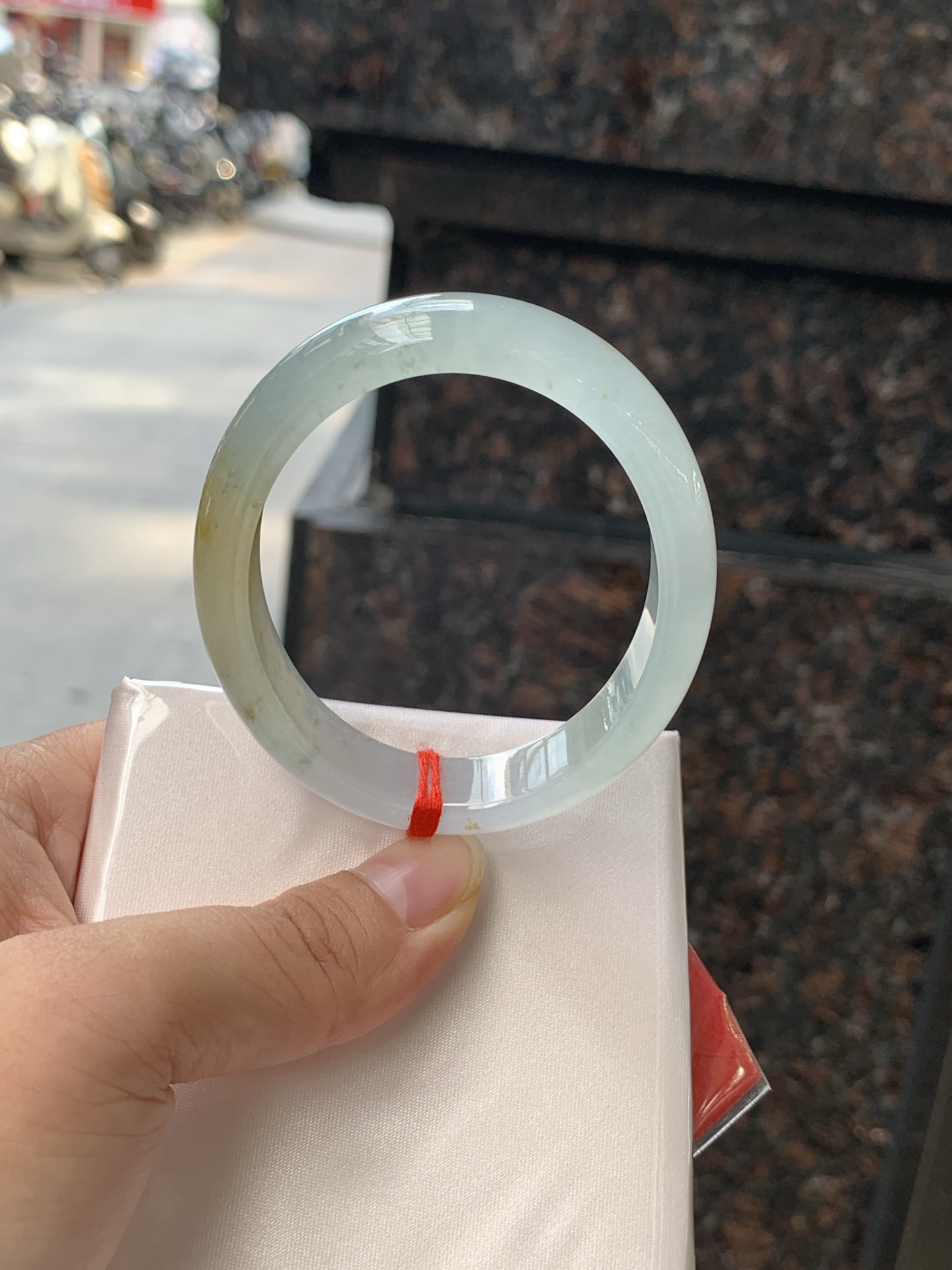 冰黄翡贵妃 打灯冰晶，底妆冰透有光感，果冻底，像刚切开的百香果果肉，清润透亮，水头十足显白不挑皮