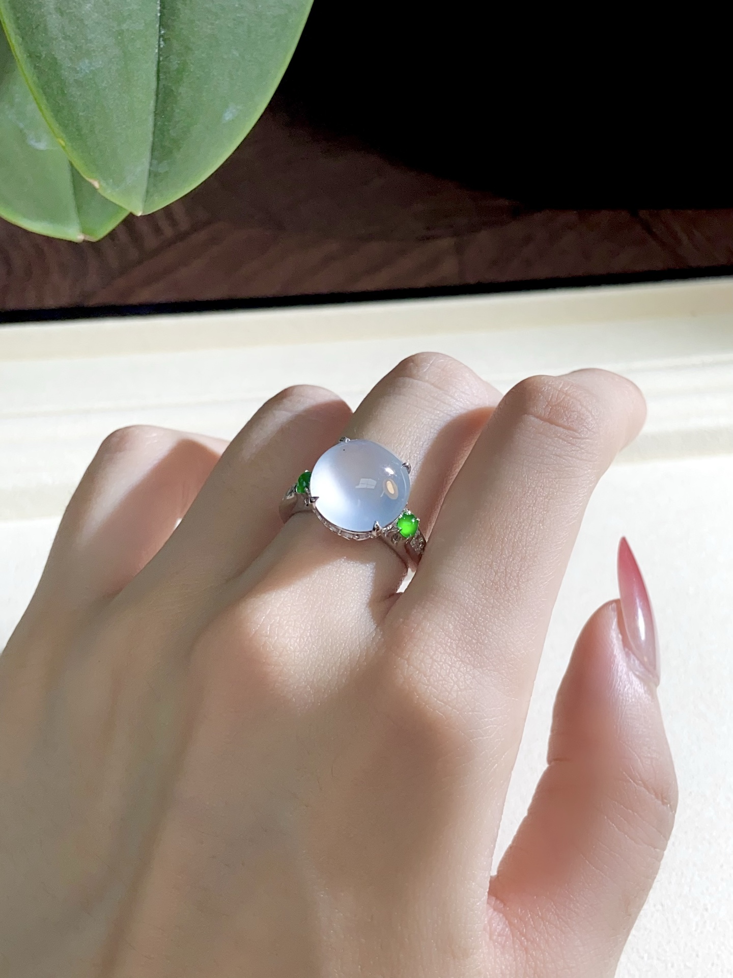 冰种蛋面戒指，裸镶一旦爱上，就很难分心了，何况它还是个灯泡，上手落落大方：13-16.6-11.8，