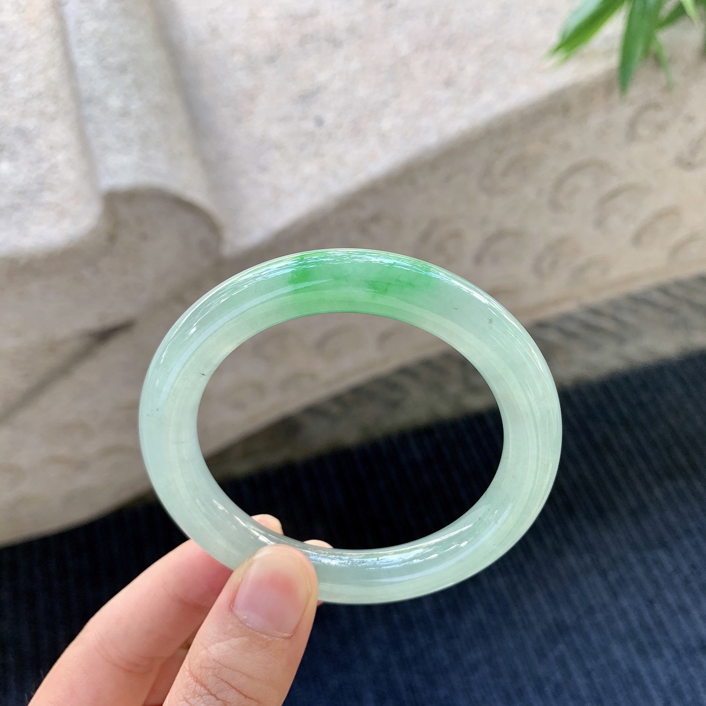 圆条52 53，圈口53/9.5/9.5，编码B2071274，冰糯飘绿，水润，种老，细腻，有纹线