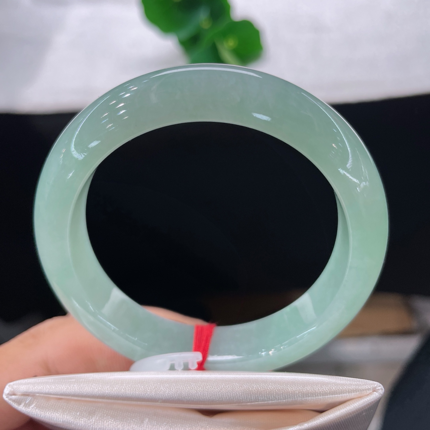 圈口54.5/13.3/8.7，晴底正圈，一镯晴水，揽尽山间雨后湖光，清润柔光藏腕间。无裂