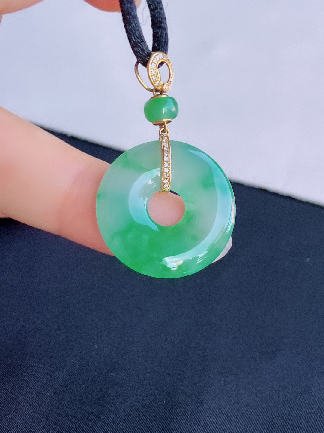 翠绿平安扣，简约时尚。尺寸38/22.6/3.5/自然光实拍