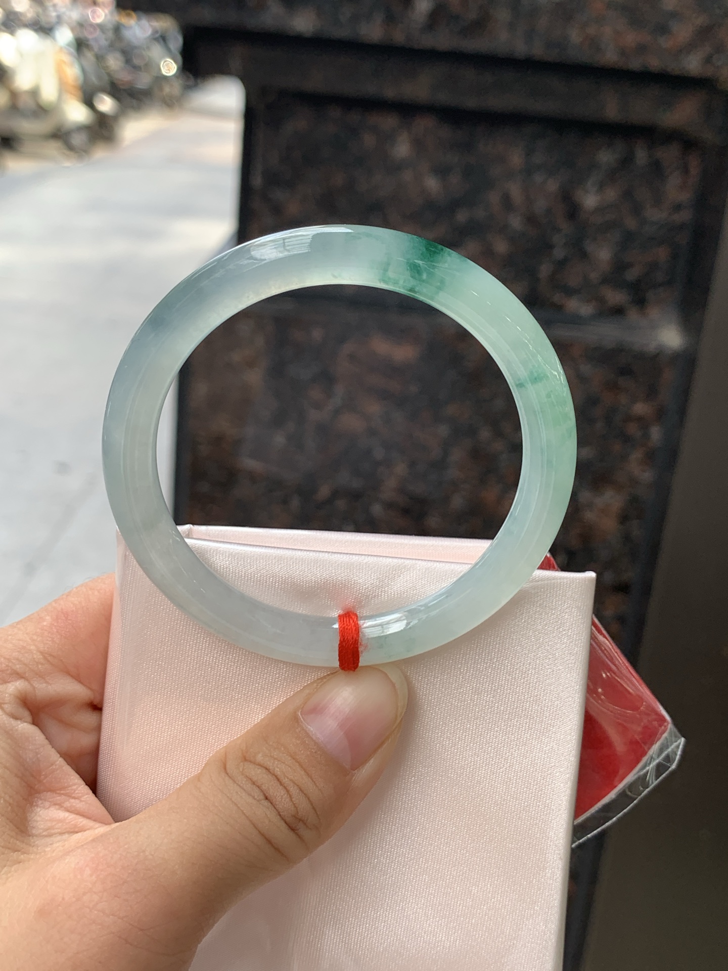 冰飘花圆条 0712-H118-71 打灯纹裂，底妆冰润起光感，水头足肉质细，佩戴上手珠光宝气优雅迷人。