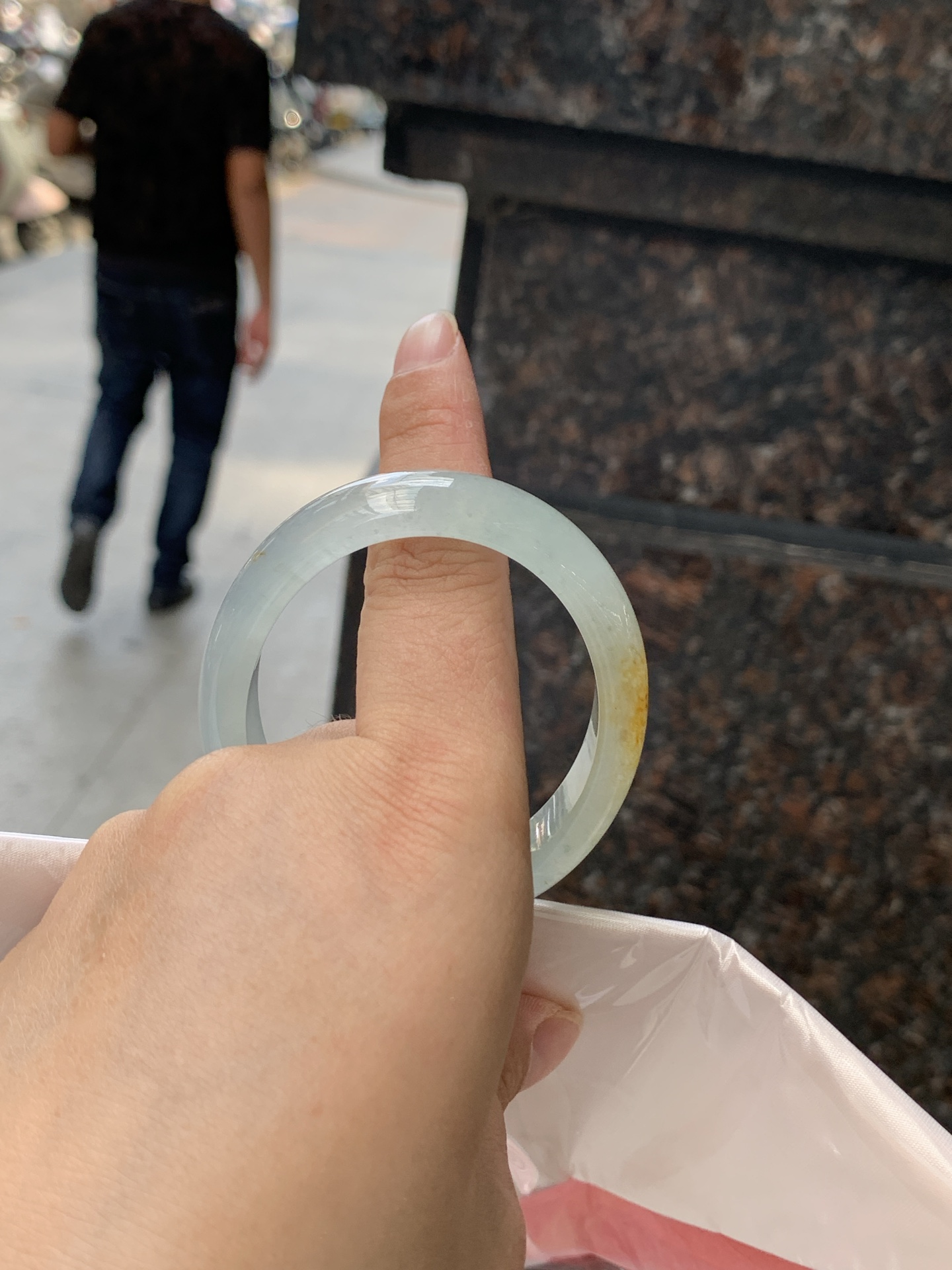 冰黄翡贵妃 打灯冰晶，底妆冰透有光感，果冻底，像刚切开的百香果果肉，清润透亮，水头十足显白不挑皮