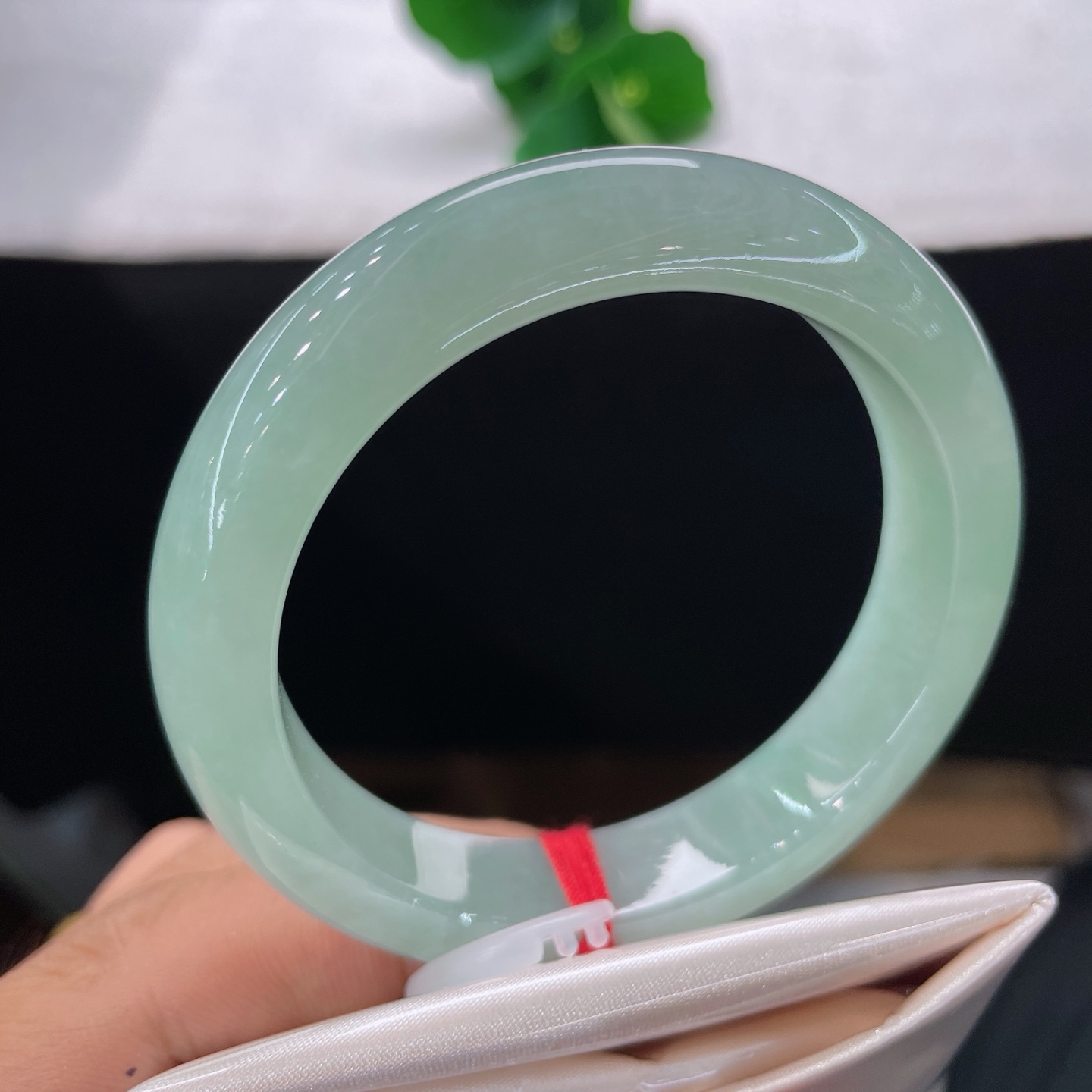 圈口54.5/13.3/8.7，晴底正圈，一镯晴水，揽尽山间雨后湖光，清润柔光藏腕间。无裂