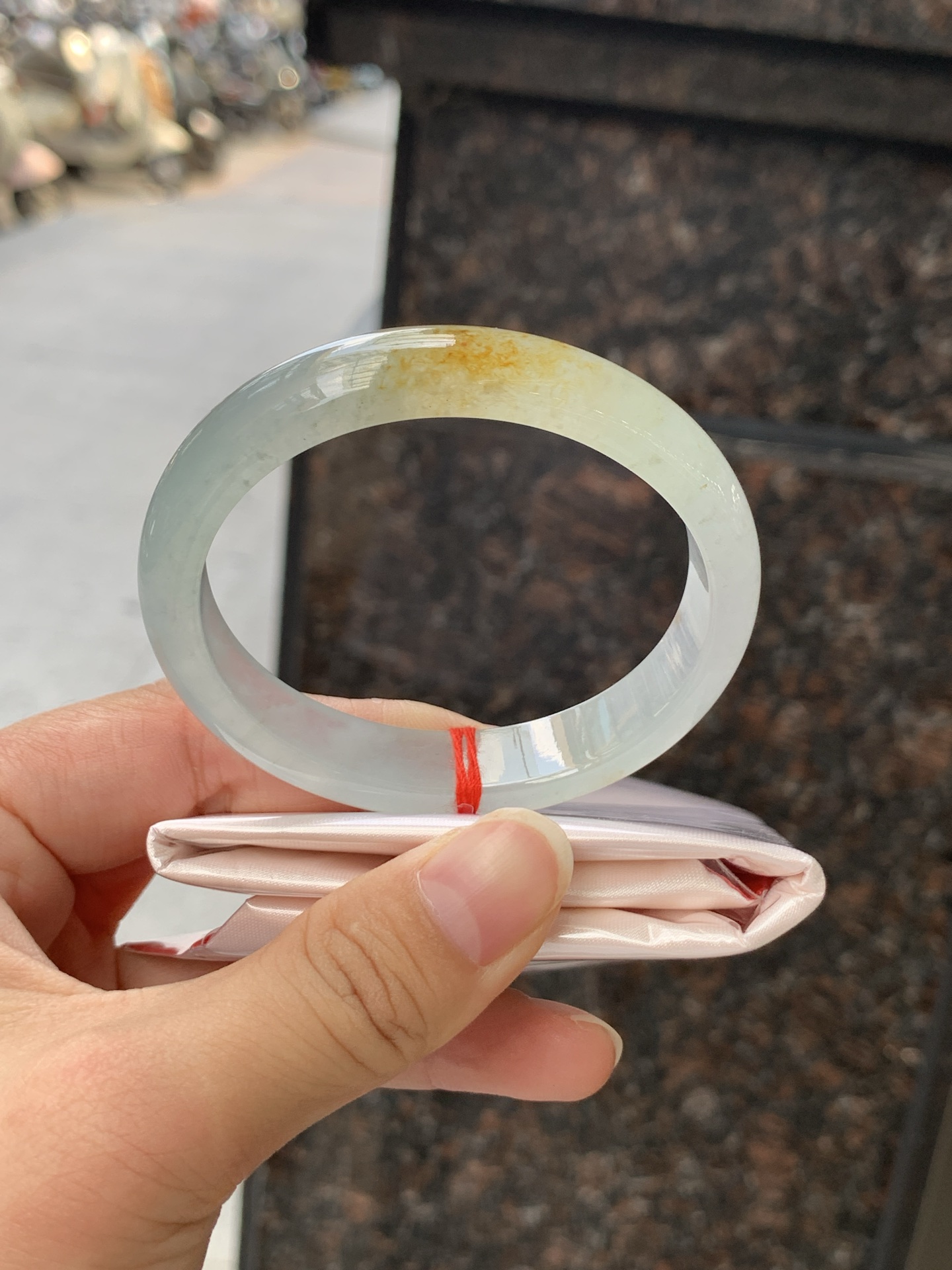 冰黄翡贵妃 打灯冰晶，底妆冰透有光感，果冻底，像刚切开的百香果果肉，清润透亮，水头十足显白不挑皮