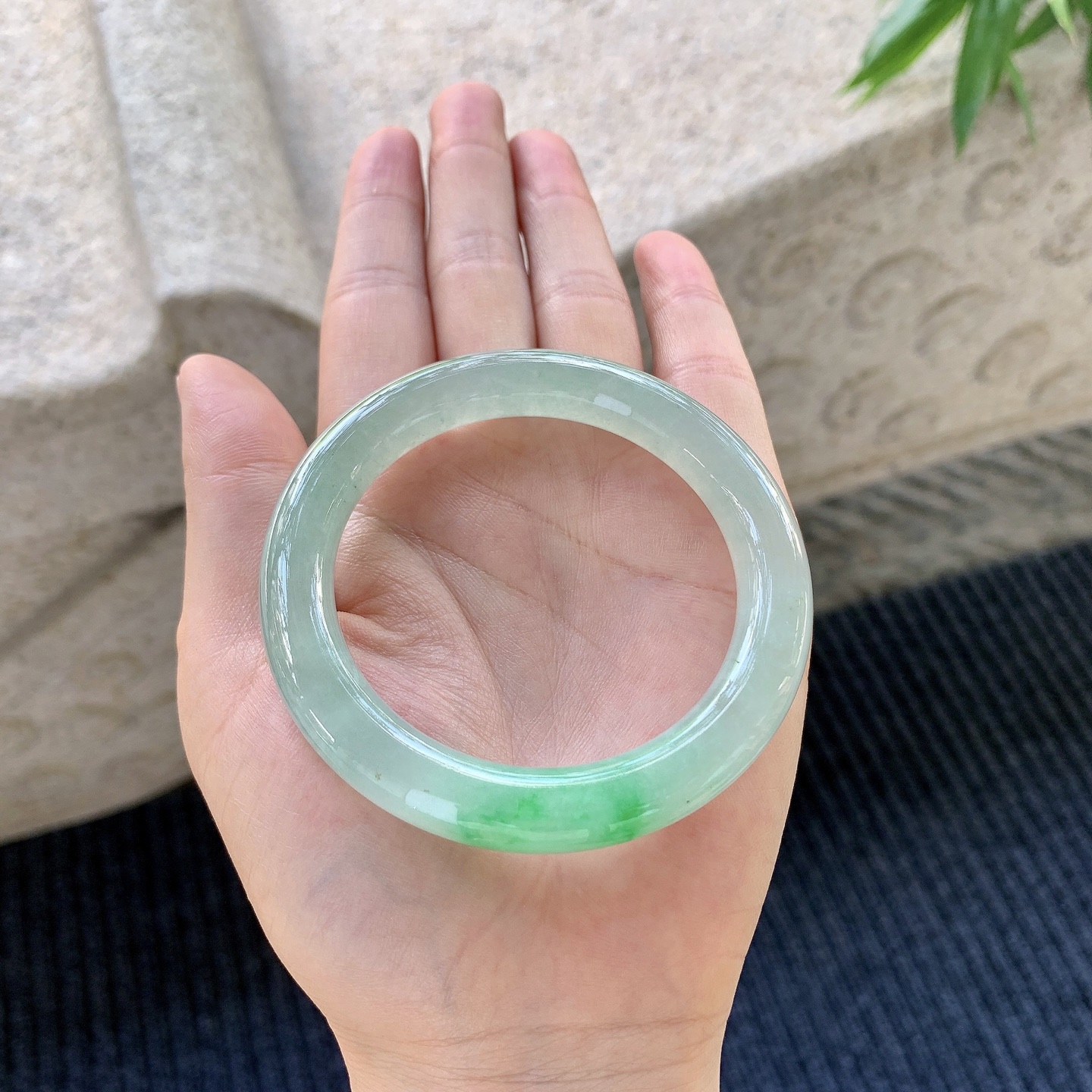 圆条52 53，圈口53/9.5/9.5，编码B2071274，冰糯飘绿，水润，种老，细腻，有纹线