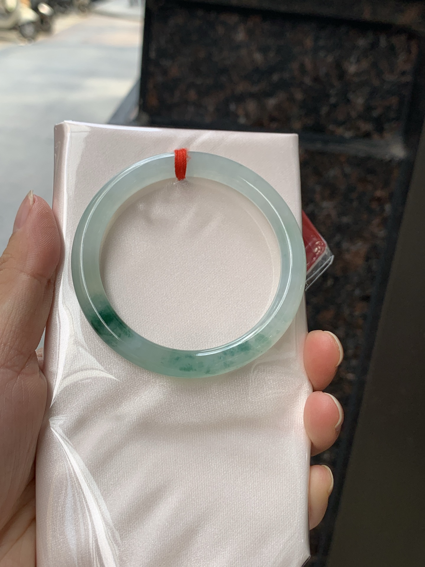 冰飘花圆条 0712-H118-71 打灯纹裂，底妆冰润起光感，水头足肉质细，佩戴上手珠光宝气优雅迷人。