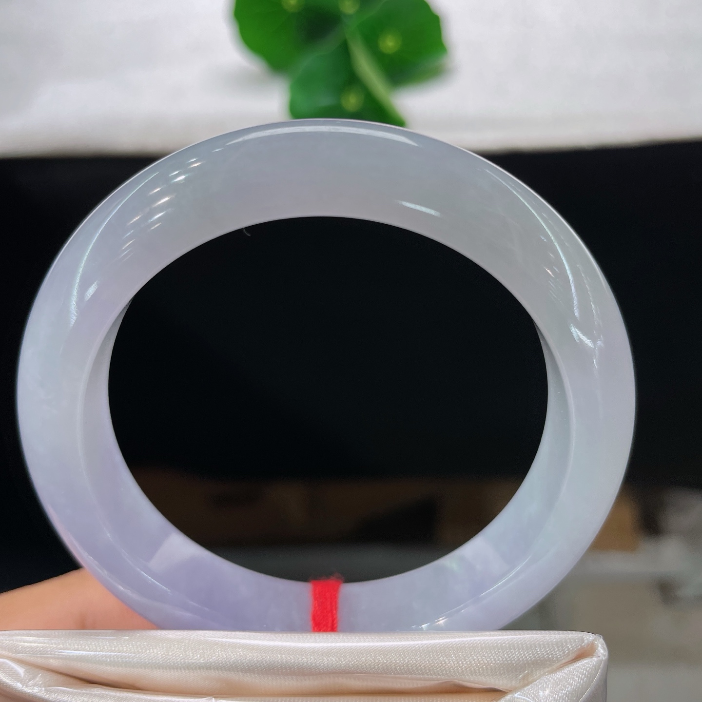 圈口55.5/12.1/9.0，正圈，55/56，腕间一弯淡紫春，清透柔光，自带朦胧仙气。无裂