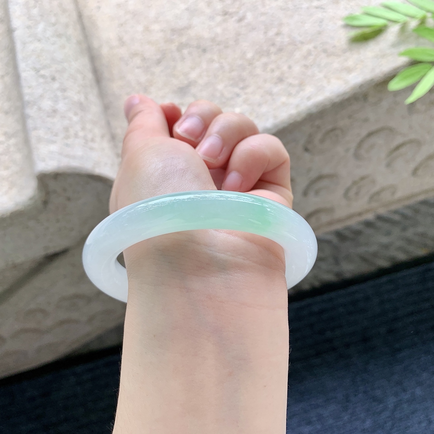 圆条57 58【圈口】58.3/11.2/11【编码】BA071307【描述】冰糯飘绿，水润，种老，细腻，打灯有棉线